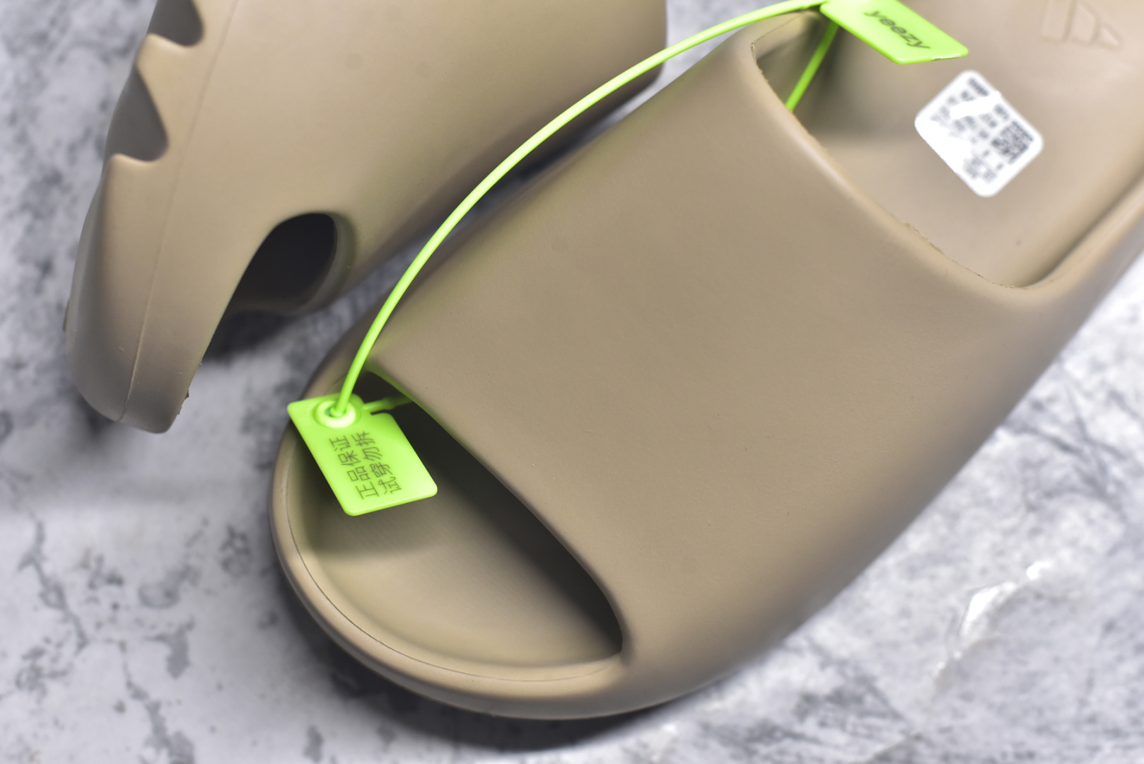 图片[8]-#绿扣 特价版 YEEZY SLIDE 椰子拖鞋 弹性卡色均保持原鞋一致 匠心打造 采用原厂进口MD全套模具打造 全套原楦头 鞋口弧度大小 鞋面色泽质感同步原鞋 LOGO内侧钢印清晰工整 原厂定制原标 同比ZP 符合人体设计 开发至48.5码 尺码：36 37 38 39 40.5 42 43 44.5 46 47 48.5-选品中心