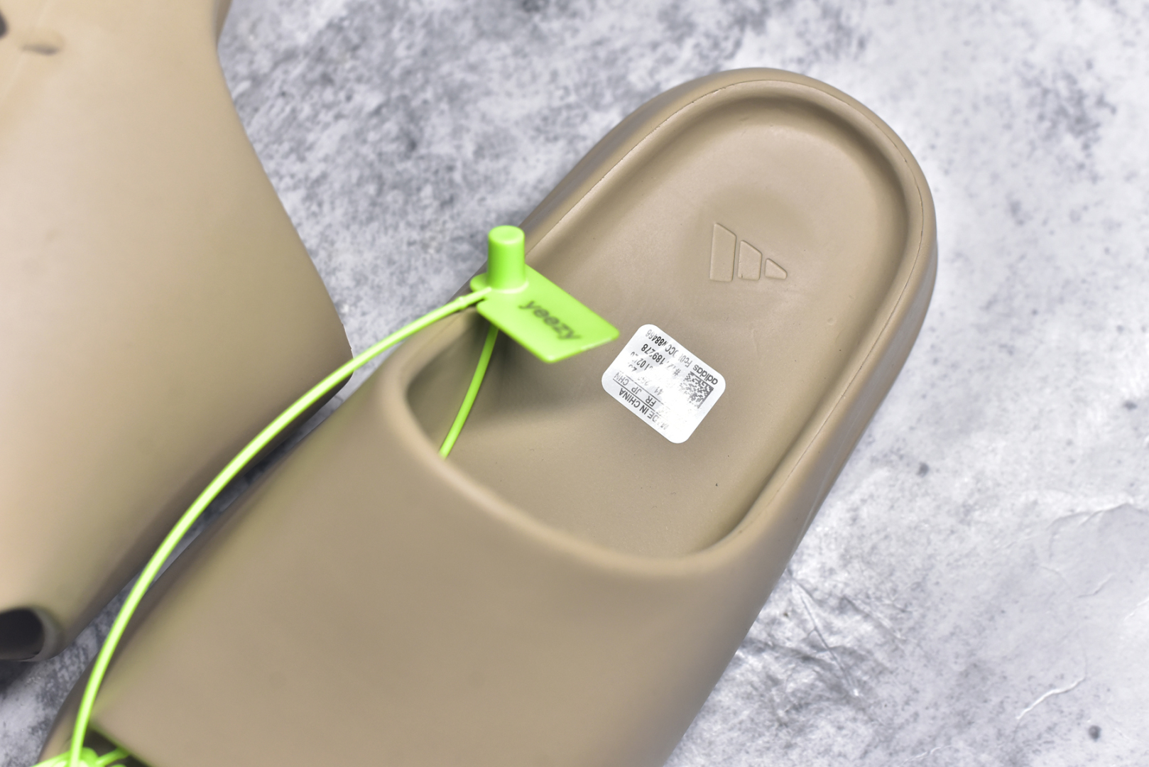 图片[9]-#绿扣 特价版 YEEZY SLIDE 椰子拖鞋 弹性卡色均保持原鞋一致 匠心打造 采用原厂进口MD全套模具打造 全套原楦头 鞋口弧度大小 鞋面色泽质感同步原鞋 LOGO内侧钢印清晰工整 原厂定制原标 同比ZP 符合人体设计 开发至48.5码 尺码：36 37 38 39 40.5 42 43 44.5 46 47 48.5-选品中心