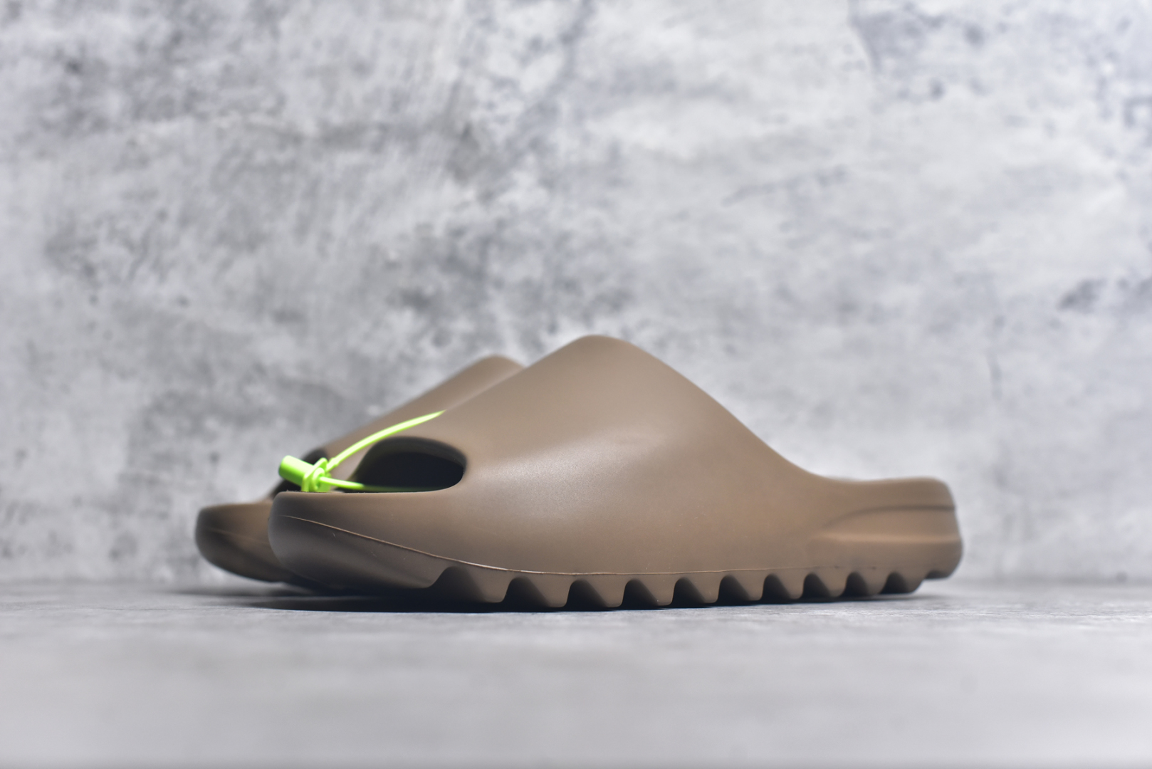 图片[2]-#绿扣 特价版 YEEZY SLIDE 椰子拖鞋 弹性卡色均保持原鞋一致 匠心打造 采用原厂进口MD全套模具打造 全套原楦头 鞋口弧度大小 鞋面色泽质感同步原鞋 LOGO内侧钢印清晰工整 原厂定制原标 同比ZP 符合人体设计 开发至48.5码 尺码：36 37 38 39 40.5 42 43 44.5 46 47 48.5-选品中心