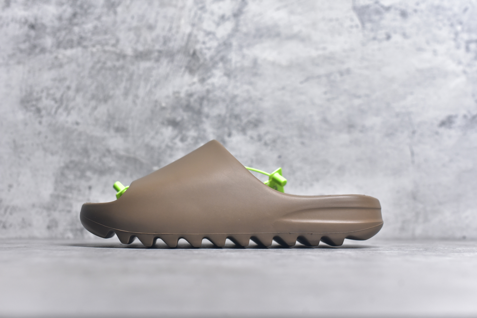 #绿扣 特价版 YEEZY SLIDE 椰子拖鞋 弹性卡色均保持原鞋一致 匠心打造 采用原厂进口MD全套模具打造 全套原楦头 鞋口弧度大小 鞋面色泽质感同步原鞋 LOGO内侧钢印清晰工整 原厂定制原标 同比ZP 符合人体设计 开发至48.5码 尺码：36 37 38 39 40.5 42 43 44.5 46 47 48.5-选品中心
