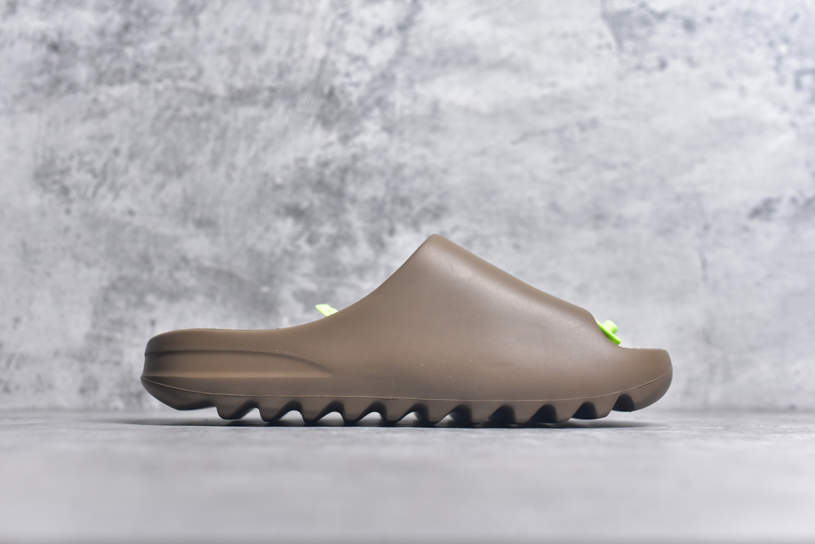 图片[3]-#绿扣 特价版 YEEZY SLIDE 椰子拖鞋 弹性卡色均保持原鞋一致 匠心打造 采用原厂进口MD全套模具打造 全套原楦头 鞋口弧度大小 鞋面色泽质感同步原鞋 LOGO内侧钢印清晰工整 原厂定制原标 同比ZP 符合人体设计 开发至48.5码 尺码：36 37 38 39 40.5 42 43 44.5 46 47 48.5-选品中心
