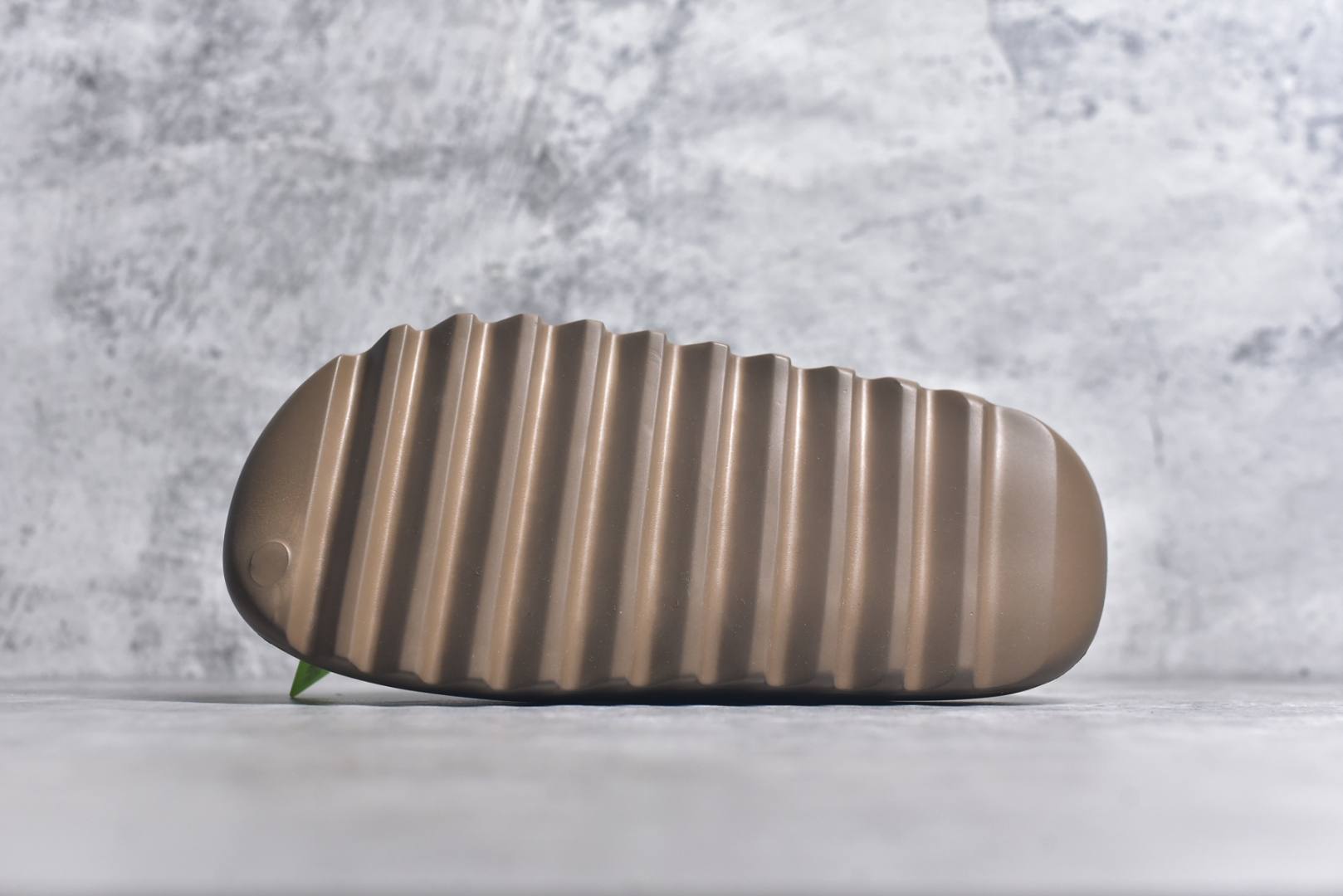 图片[6]-#绿扣 特价版 YEEZY SLIDE 椰子拖鞋 弹性卡色均保持原鞋一致 匠心打造 采用原厂进口MD全套模具打造 全套原楦头 鞋口弧度大小 鞋面色泽质感同步原鞋 LOGO内侧钢印清晰工整 原厂定制原标 同比ZP 符合人体设计 开发至48.5码 尺码：36 37 38 39 40.5 42 43 44.5 46 47 48.5-选品中心