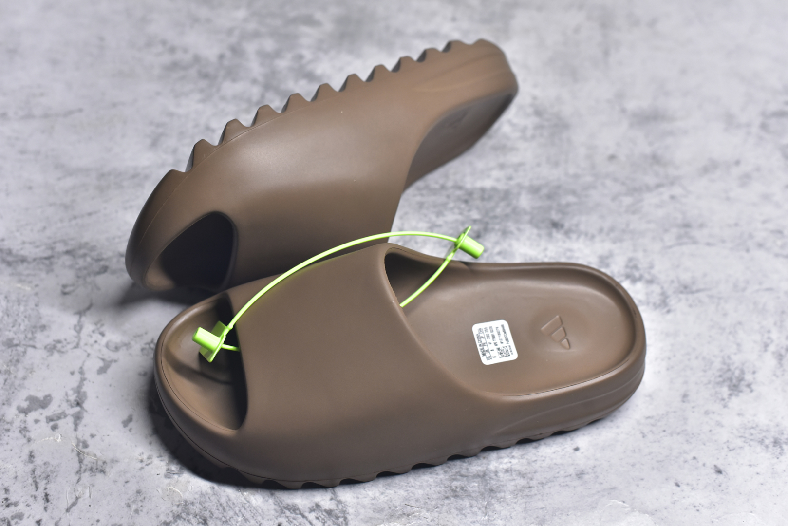图片[7]-#绿扣 特价版 YEEZY SLIDE 椰子拖鞋 弹性卡色均保持原鞋一致 匠心打造 采用原厂进口MD全套模具打造 全套原楦头 鞋口弧度大小 鞋面色泽质感同步原鞋 LOGO内侧钢印清晰工整 原厂定制原标 同比ZP 符合人体设计 开发至48.5码 尺码：36 37 38 39 40.5 42 43 44.5 46 47 48.5-选品中心
