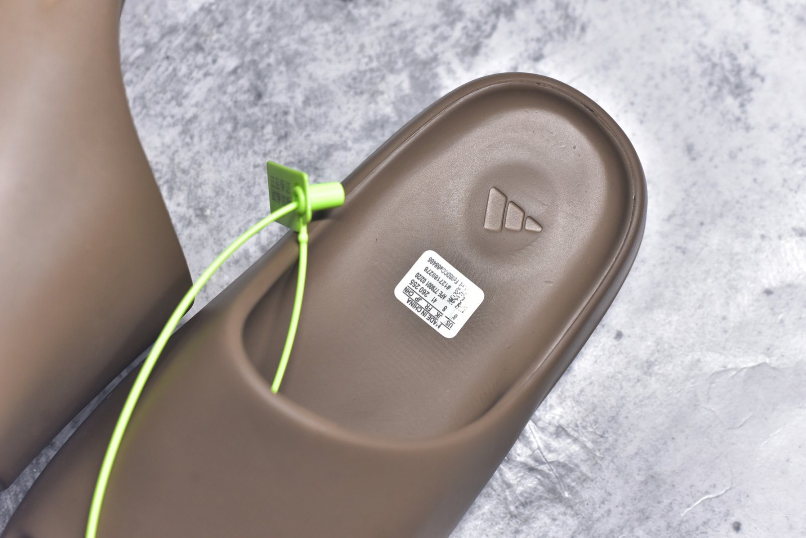图片[9]-#绿扣 特价版 YEEZY SLIDE 椰子拖鞋 弹性卡色均保持原鞋一致 匠心打造 采用原厂进口MD全套模具打造 全套原楦头 鞋口弧度大小 鞋面色泽质感同步原鞋 LOGO内侧钢印清晰工整 原厂定制原标 同比ZP 符合人体设计 开发至48.5码 尺码：36 37 38 39 40.5 42 43 44.5 46 47 48.5-选品中心
