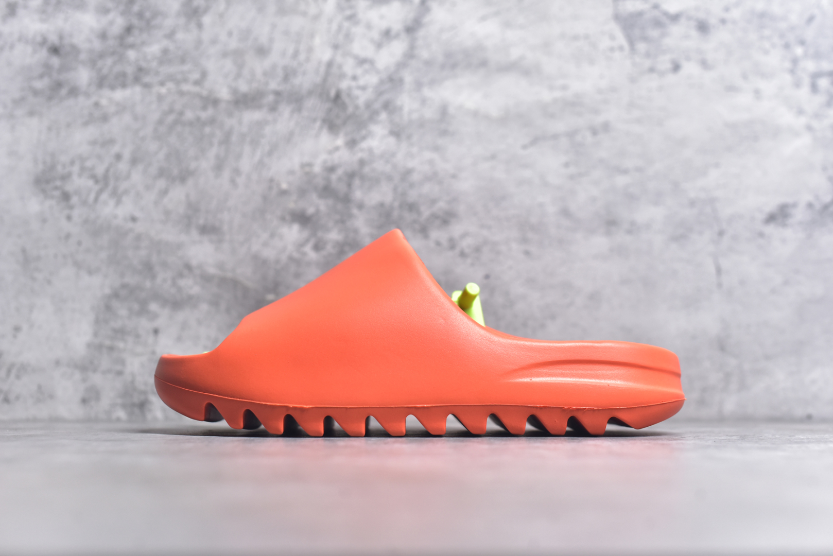 #绿扣 特价版 YEEZY SLIDE 椰子拖鞋 弹性卡色均保持原鞋一致 匠心打造 采用原厂进口MD全套模具打造 全套原楦头 鞋口弧度大小 鞋面色泽质感同步原鞋 LOGO内侧钢印清晰工整 原厂定制原标 同比ZP 符合人体设计 开发至48.5码 尺码：36 37 38 39 40.5 42 43 44.5 46 47 48.5-选品中心
