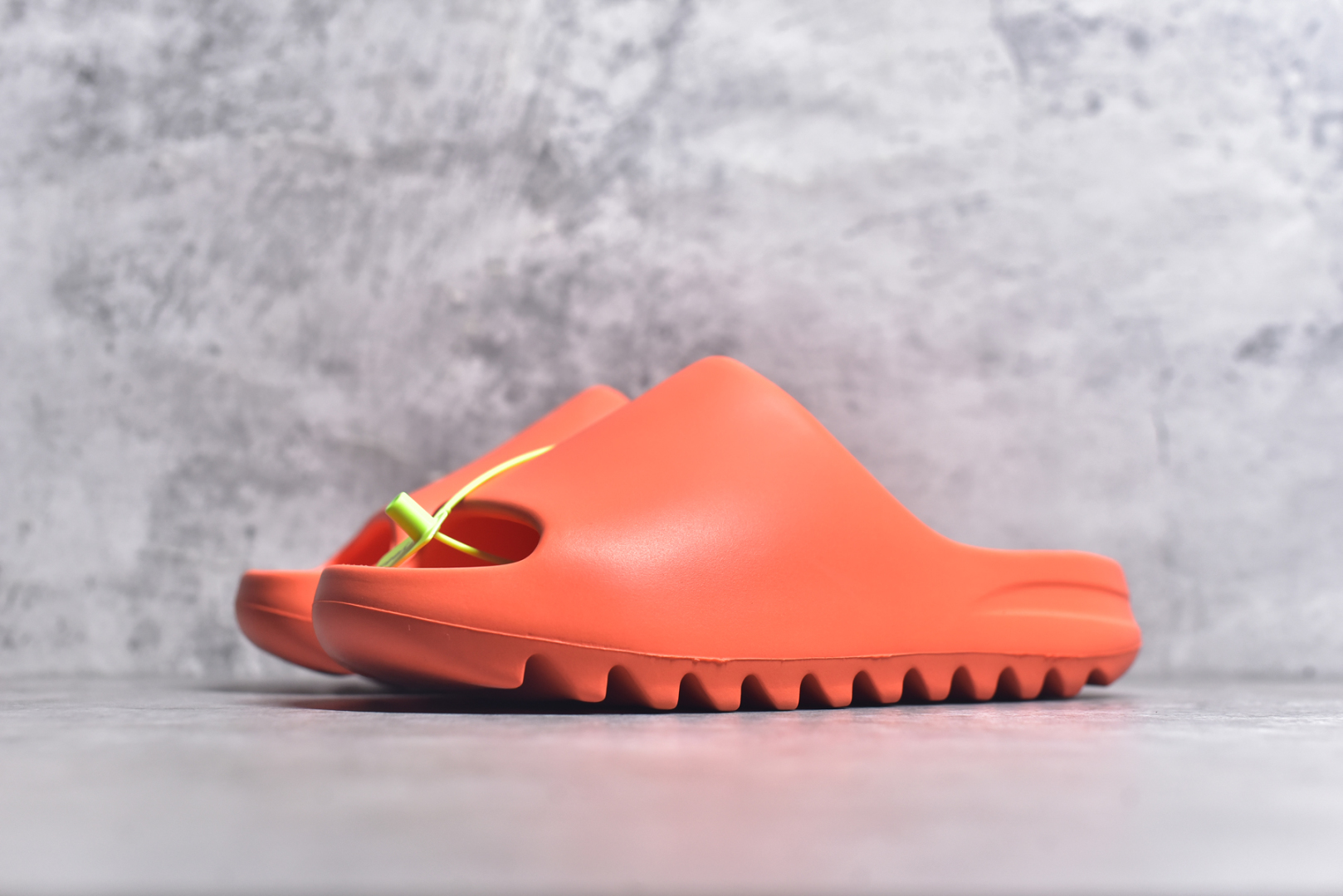 图片[2]-#绿扣 特价版 YEEZY SLIDE 椰子拖鞋 弹性卡色均保持原鞋一致 匠心打造 采用原厂进口MD全套模具打造 全套原楦头 鞋口弧度大小 鞋面色泽质感同步原鞋 LOGO内侧钢印清晰工整 原厂定制原标 同比ZP 符合人体设计 开发至48.5码 尺码：36 37 38 39 40.5 42 43 44.5 46 47 48.5-选品中心