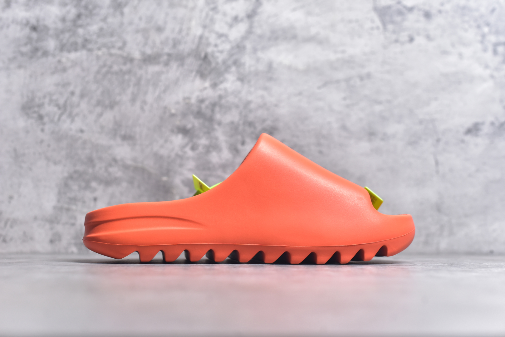 图片[3]-#绿扣 特价版 YEEZY SLIDE 椰子拖鞋 弹性卡色均保持原鞋一致 匠心打造 采用原厂进口MD全套模具打造 全套原楦头 鞋口弧度大小 鞋面色泽质感同步原鞋 LOGO内侧钢印清晰工整 原厂定制原标 同比ZP 符合人体设计 开发至48.5码 尺码：36 37 38 39 40.5 42 43 44.5 46 47 48.5-选品中心