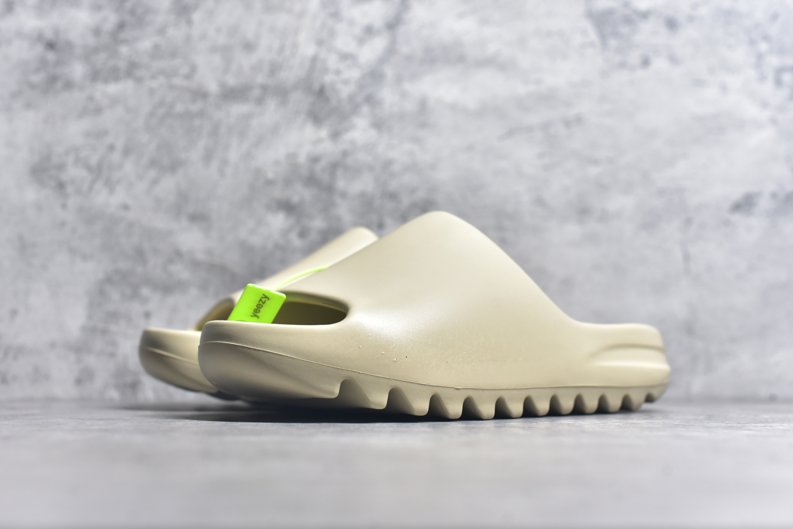 图片[2]-#绿扣 特价版 YEEZY SLIDE 椰子拖鞋 弹性卡色均保持原鞋一致 匠心打造 采用原厂进口MD全套模具打造 全套原楦头 鞋口弧度大小 鞋面色泽质感同步原鞋 LOGO内侧钢印清晰工整 原厂定制原标 同比ZP 符合人体设计 开发至48.5码 尺码：36 37 38 39 40.5 42 43 44.5 46 47 48.5-选品中心