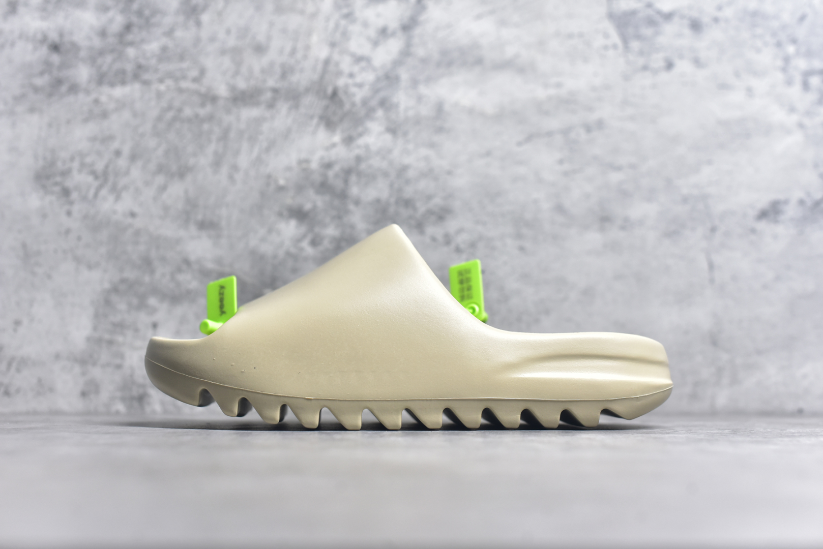 #绿扣 特价版 YEEZY SLIDE 椰子拖鞋 弹性卡色均保持原鞋一致 匠心打造 采用原厂进口MD全套模具打造 全套原楦头 鞋口弧度大小 鞋面色泽质感同步原鞋 LOGO内侧钢印清晰工整 原厂定制原标 同比ZP 符合人体设计 开发至48.5码 尺码：36 37 38 39 40.5 42 43 44.5 46 47 48.5-选品中心