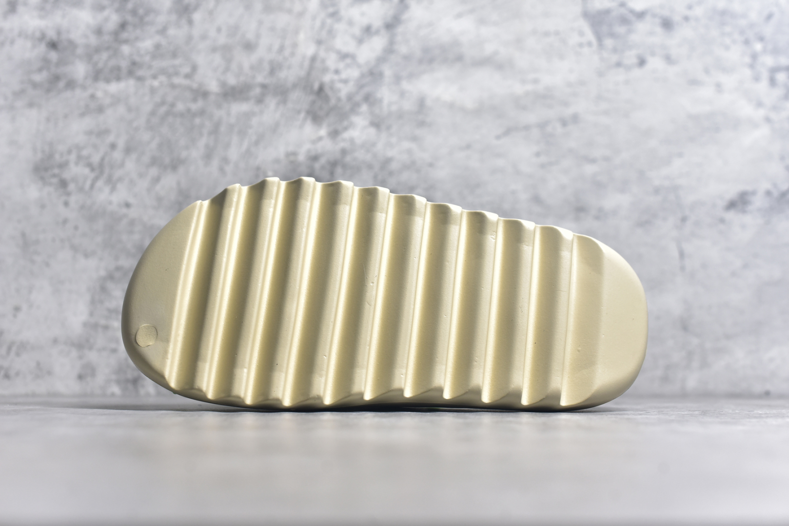 图片[6]-#绿扣 特价版 YEEZY SLIDE 椰子拖鞋 弹性卡色均保持原鞋一致 匠心打造 采用原厂进口MD全套模具打造 全套原楦头 鞋口弧度大小 鞋面色泽质感同步原鞋 LOGO内侧钢印清晰工整 原厂定制原标 同比ZP 符合人体设计 开发至48.5码 尺码：36 37 38 39 40.5 42 43 44.5 46 47 48.5-选品中心