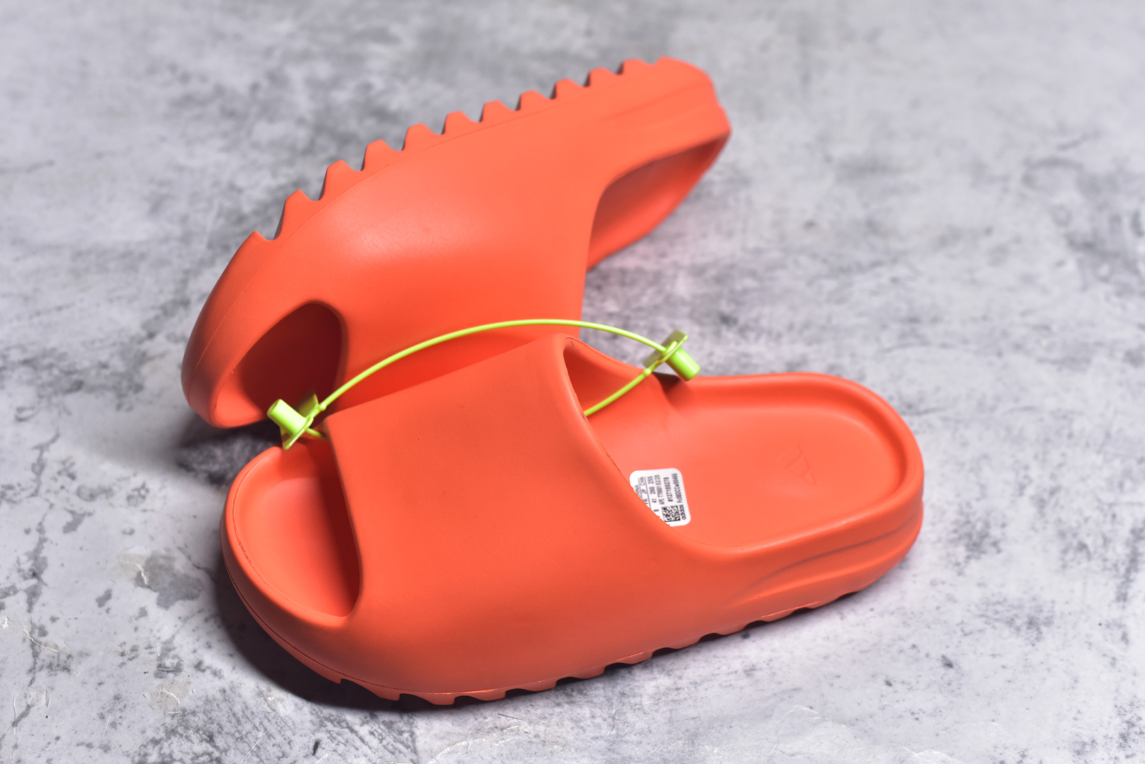 图片[7]-#绿扣 特价版 YEEZY SLIDE 椰子拖鞋 弹性卡色均保持原鞋一致 匠心打造 采用原厂进口MD全套模具打造 全套原楦头 鞋口弧度大小 鞋面色泽质感同步原鞋 LOGO内侧钢印清晰工整 原厂定制原标 同比ZP 符合人体设计 开发至48.5码 尺码：36 37 38 39 40.5 42 43 44.5 46 47 48.5-选品中心
