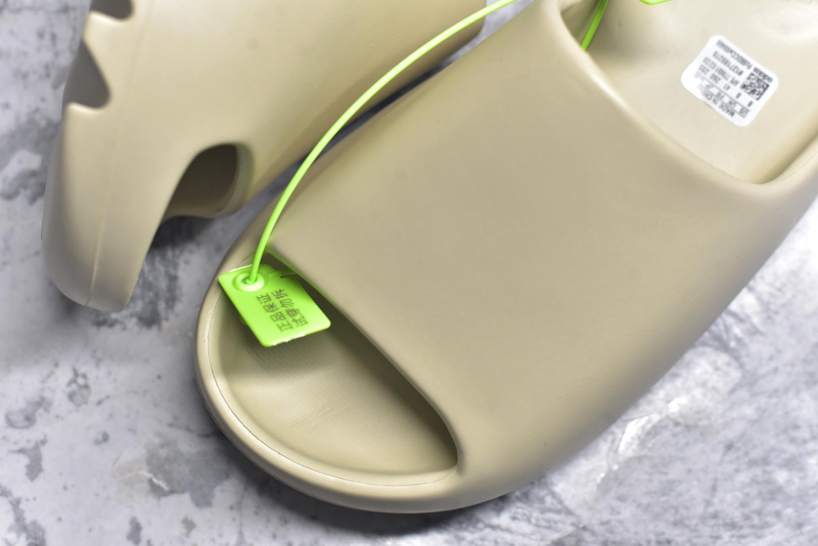 图片[8]-#绿扣 特价版 YEEZY SLIDE 椰子拖鞋 弹性卡色均保持原鞋一致 匠心打造 采用原厂进口MD全套模具打造 全套原楦头 鞋口弧度大小 鞋面色泽质感同步原鞋 LOGO内侧钢印清晰工整 原厂定制原标 同比ZP 符合人体设计 开发至48.5码 尺码：36 37 38 39 40.5 42 43 44.5 46 47 48.5-选品中心