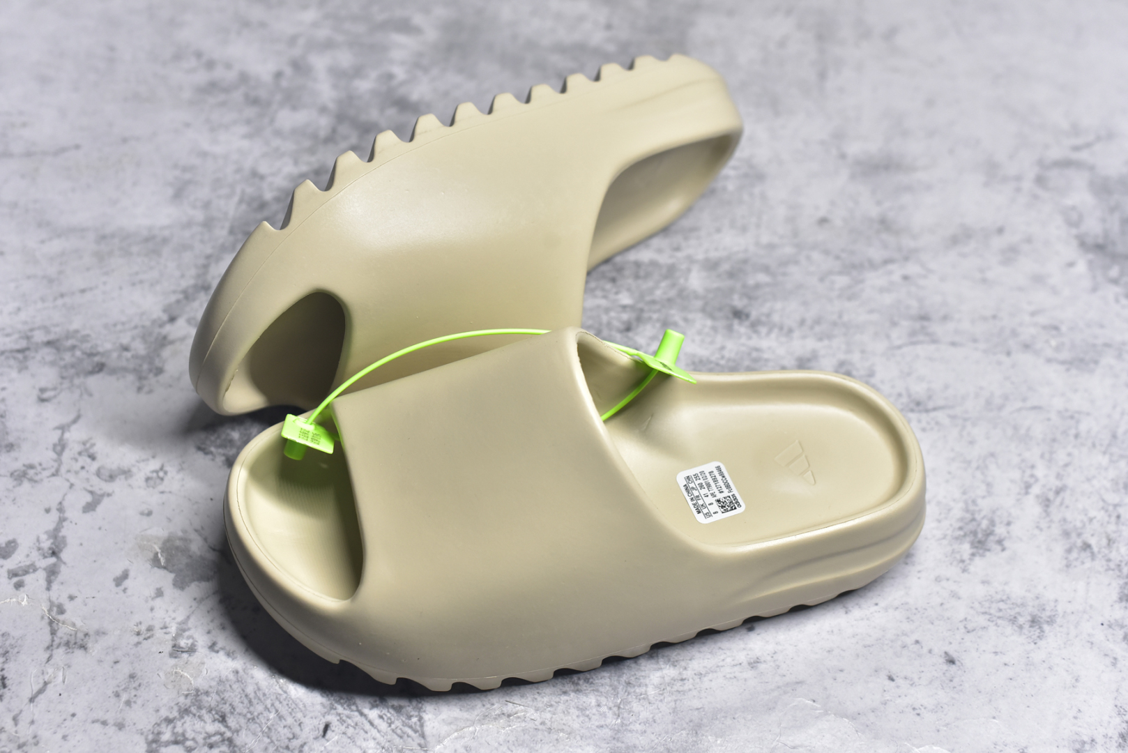 图片[7]-#绿扣 特价版 YEEZY SLIDE 椰子拖鞋 弹性卡色均保持原鞋一致 匠心打造 采用原厂进口MD全套模具打造 全套原楦头 鞋口弧度大小 鞋面色泽质感同步原鞋 LOGO内侧钢印清晰工整 原厂定制原标 同比ZP 符合人体设计 开发至48.5码 尺码：36 37 38 39 40.5 42 43 44.5 46 47 48.5-选品中心