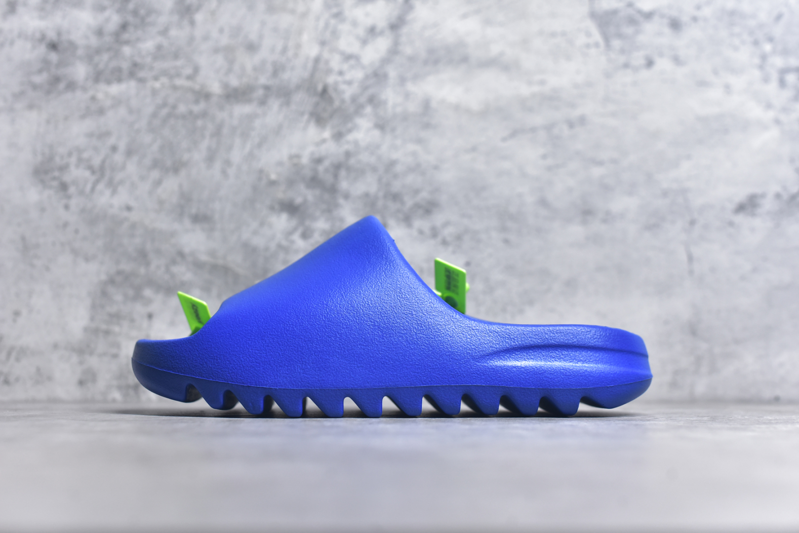 #绿扣 特价版 YEEZY SLIDE 椰子拖鞋 弹性卡色均保持原鞋一致 匠心打造 采用原厂进口MD全套模具打造 全套原楦头 鞋口弧度大小 鞋面色泽质感同步原鞋 LOGO内侧钢印清晰工整 原厂定制原标 同比ZP 符合人体设计 开发至48.5码 尺码：36 37 38 39 40.5 42 43 44.5 46 47 48.5-选品中心