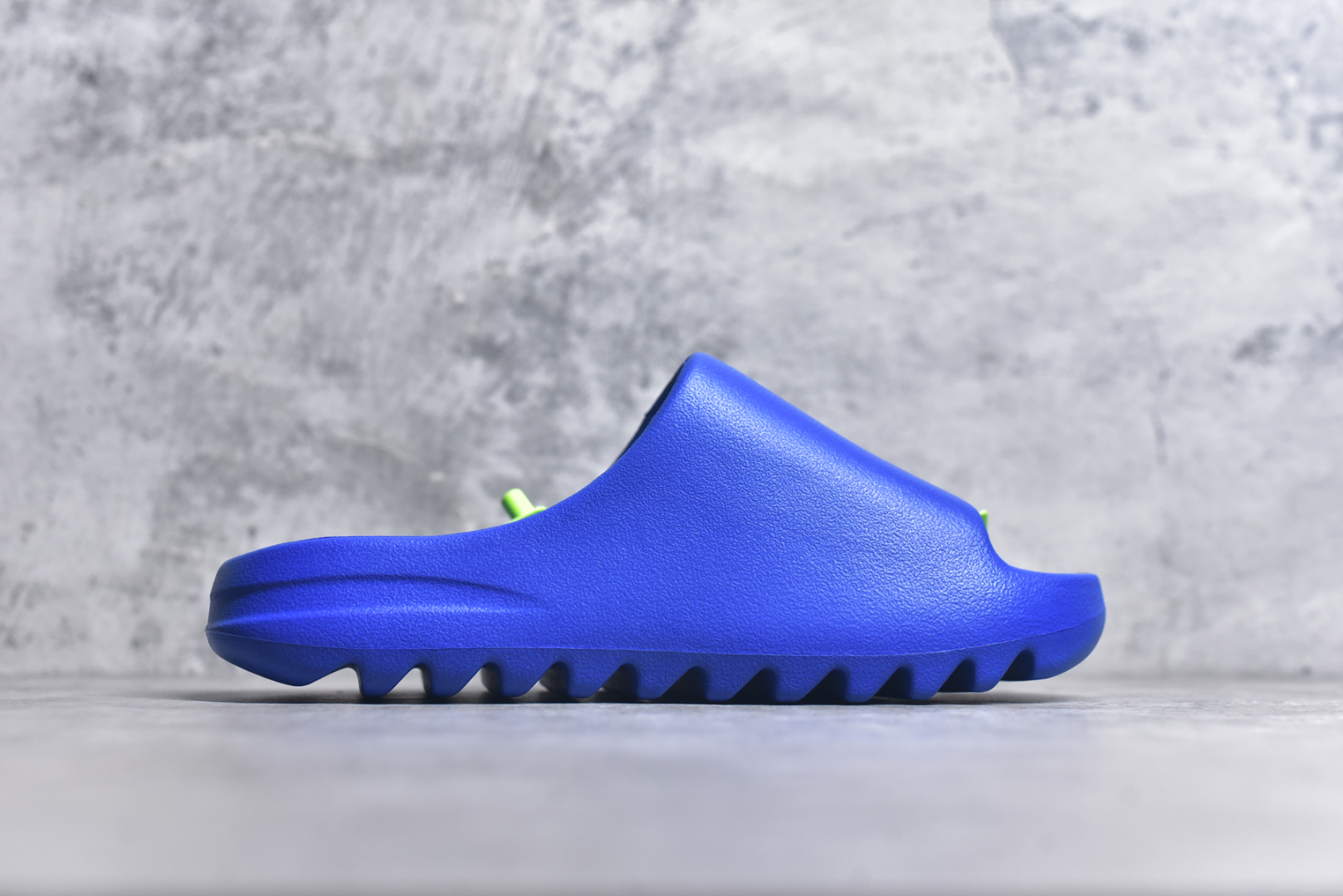 图片[3]-#绿扣 特价版 YEEZY SLIDE 椰子拖鞋 弹性卡色均保持原鞋一致 匠心打造 采用原厂进口MD全套模具打造 全套原楦头 鞋口弧度大小 鞋面色泽质感同步原鞋 LOGO内侧钢印清晰工整 原厂定制原标 同比ZP 符合人体设计 开发至48.5码 尺码：36 37 38 39 40.5 42 43 44.5 46 47 48.5-选品中心