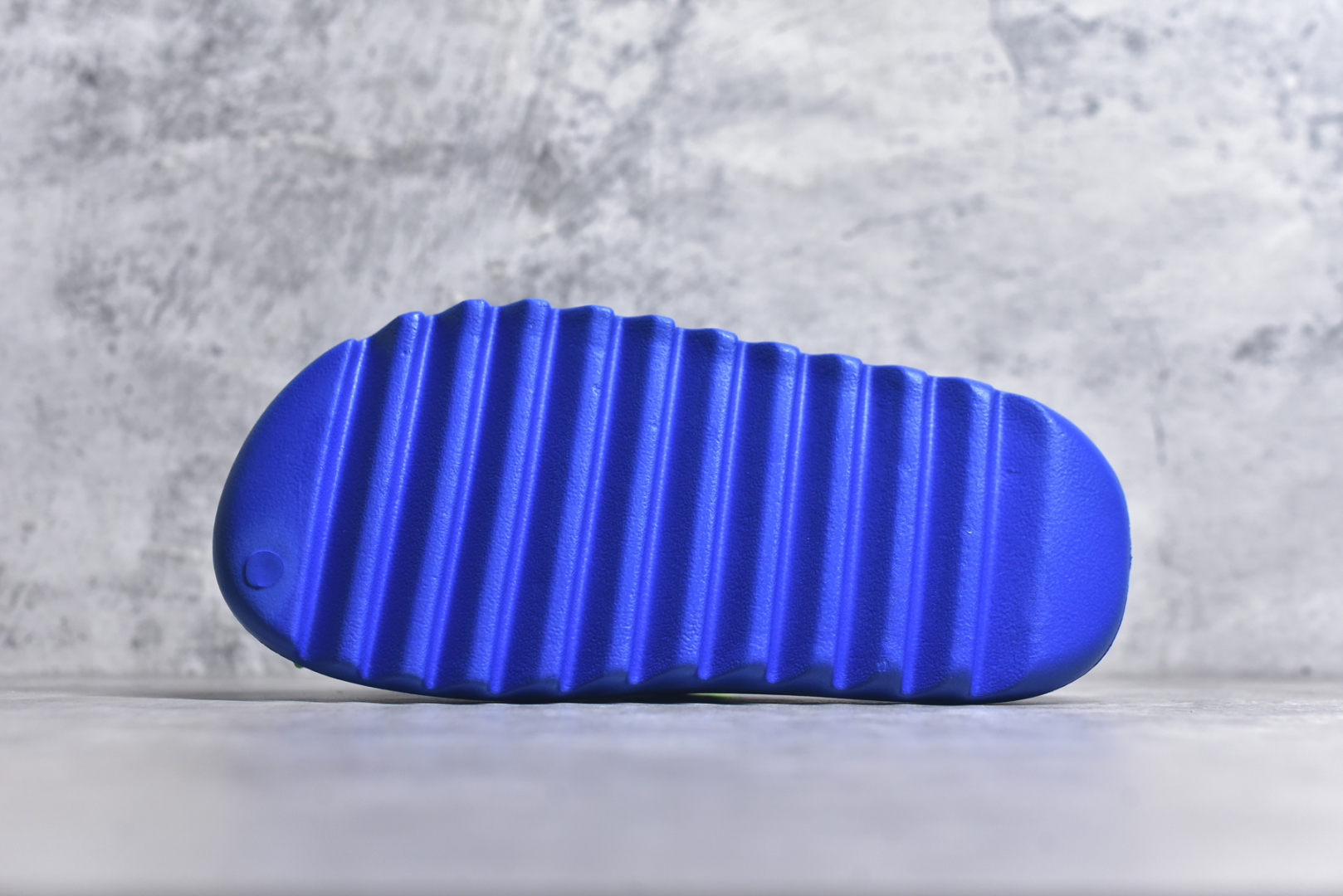 图片[6]-#绿扣 特价版 YEEZY SLIDE 椰子拖鞋 弹性卡色均保持原鞋一致 匠心打造 采用原厂进口MD全套模具打造 全套原楦头 鞋口弧度大小 鞋面色泽质感同步原鞋 LOGO内侧钢印清晰工整 原厂定制原标 同比ZP 符合人体设计 开发至48.5码 尺码：36 37 38 39 40.5 42 43 44.5 46 47 48.5-选品中心