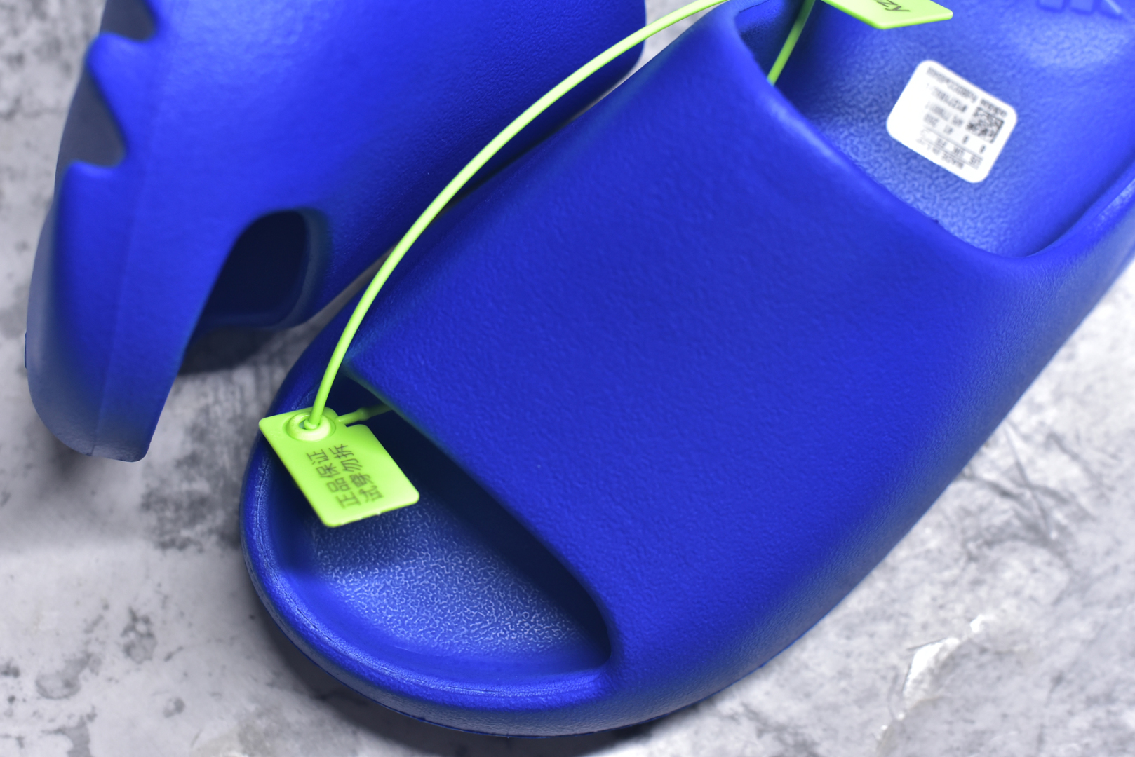 图片[8]-#绿扣 特价版 YEEZY SLIDE 椰子拖鞋 弹性卡色均保持原鞋一致 匠心打造 采用原厂进口MD全套模具打造 全套原楦头 鞋口弧度大小 鞋面色泽质感同步原鞋 LOGO内侧钢印清晰工整 原厂定制原标 同比ZP 符合人体设计 开发至48.5码 尺码：36 37 38 39 40.5 42 43 44.5 46 47 48.5-选品中心