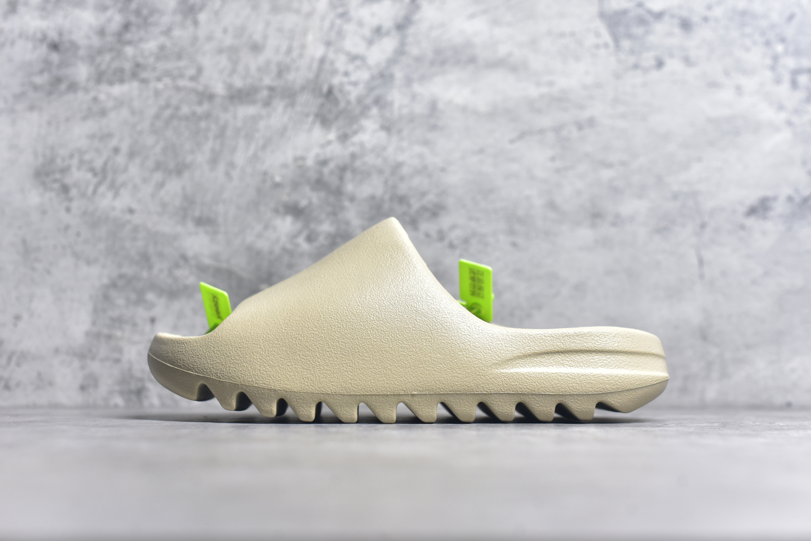 #绿扣 特价版 YEEZY SLIDE 椰子拖鞋 弹性卡色均保持原鞋一致 匠心打造 采用原厂进口MD全套模具打造 全套原楦头 鞋口弧度大小 鞋面色泽质感同步原鞋 LOGO内侧钢印清晰工整 原厂定制原标 同比ZP 符合人体设计 开发至48.5码 尺码：36 37 38 39 40.5 42 43 44.5 46 47 48.5-选品中心