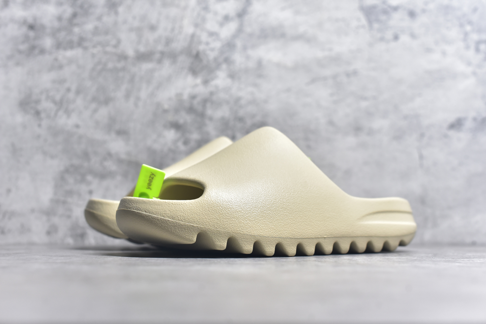 图片[2]-#绿扣 特价版 YEEZY SLIDE 椰子拖鞋 弹性卡色均保持原鞋一致 匠心打造 采用原厂进口MD全套模具打造 全套原楦头 鞋口弧度大小 鞋面色泽质感同步原鞋 LOGO内侧钢印清晰工整 原厂定制原标 同比ZP 符合人体设计 开发至48.5码 尺码：36 37 38 39 40.5 42 43 44.5 46 47 48.5-选品中心