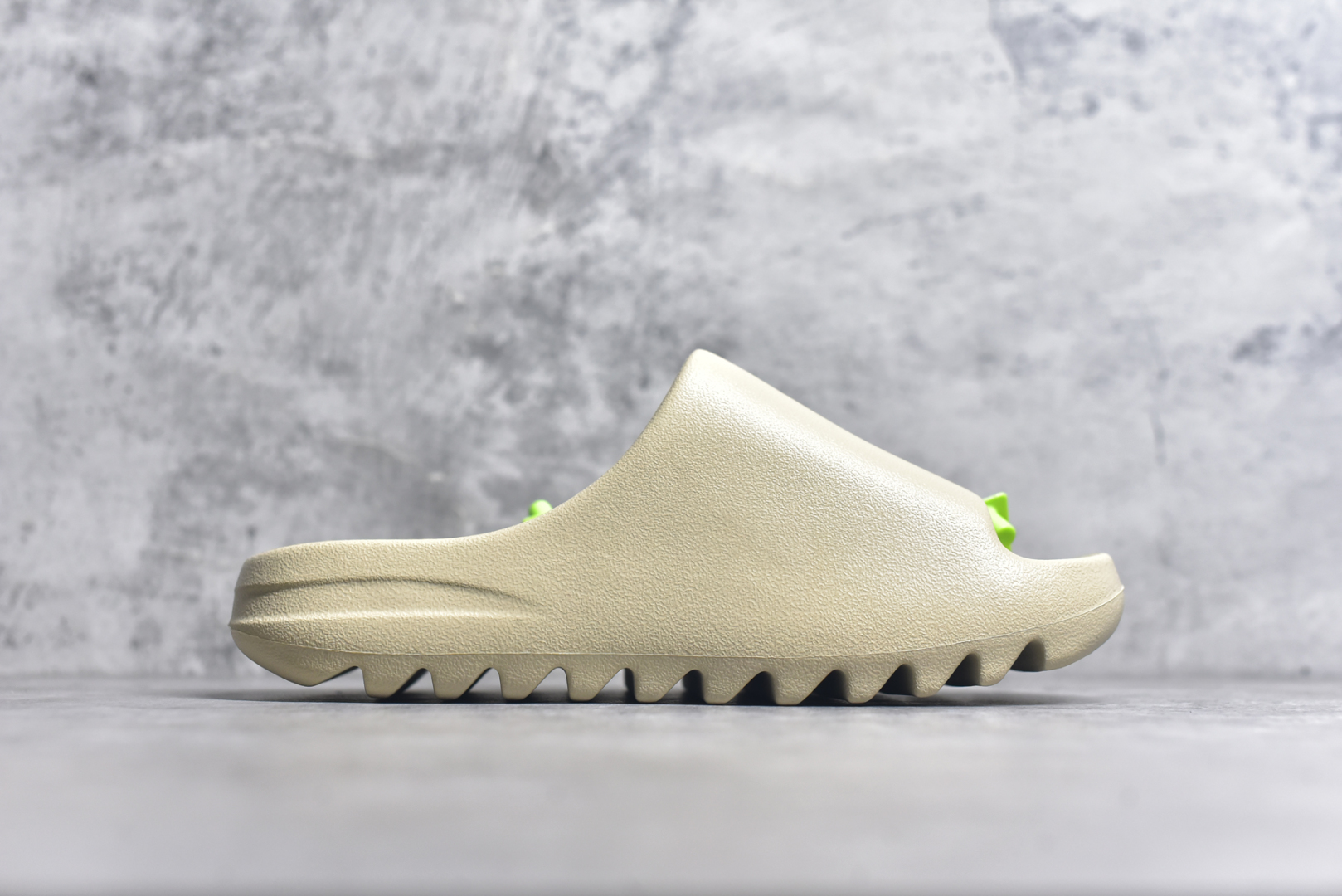 图片[3]-#绿扣 特价版 YEEZY SLIDE 椰子拖鞋 弹性卡色均保持原鞋一致 匠心打造 采用原厂进口MD全套模具打造 全套原楦头 鞋口弧度大小 鞋面色泽质感同步原鞋 LOGO内侧钢印清晰工整 原厂定制原标 同比ZP 符合人体设计 开发至48.5码 尺码：36 37 38 39 40.5 42 43 44.5 46 47 48.5-选品中心
