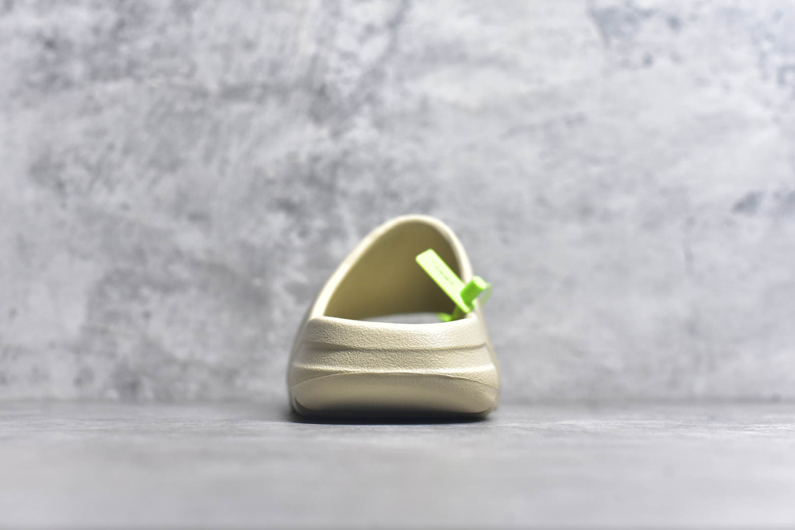 图片[5]-#绿扣 特价版 YEEZY SLIDE 椰子拖鞋 弹性卡色均保持原鞋一致 匠心打造 采用原厂进口MD全套模具打造 全套原楦头 鞋口弧度大小 鞋面色泽质感同步原鞋 LOGO内侧钢印清晰工整 原厂定制原标 同比ZP 符合人体设计 开发至48.5码 尺码：36 37 38 39 40.5 42 43 44.5 46 47 48.5-选品中心
