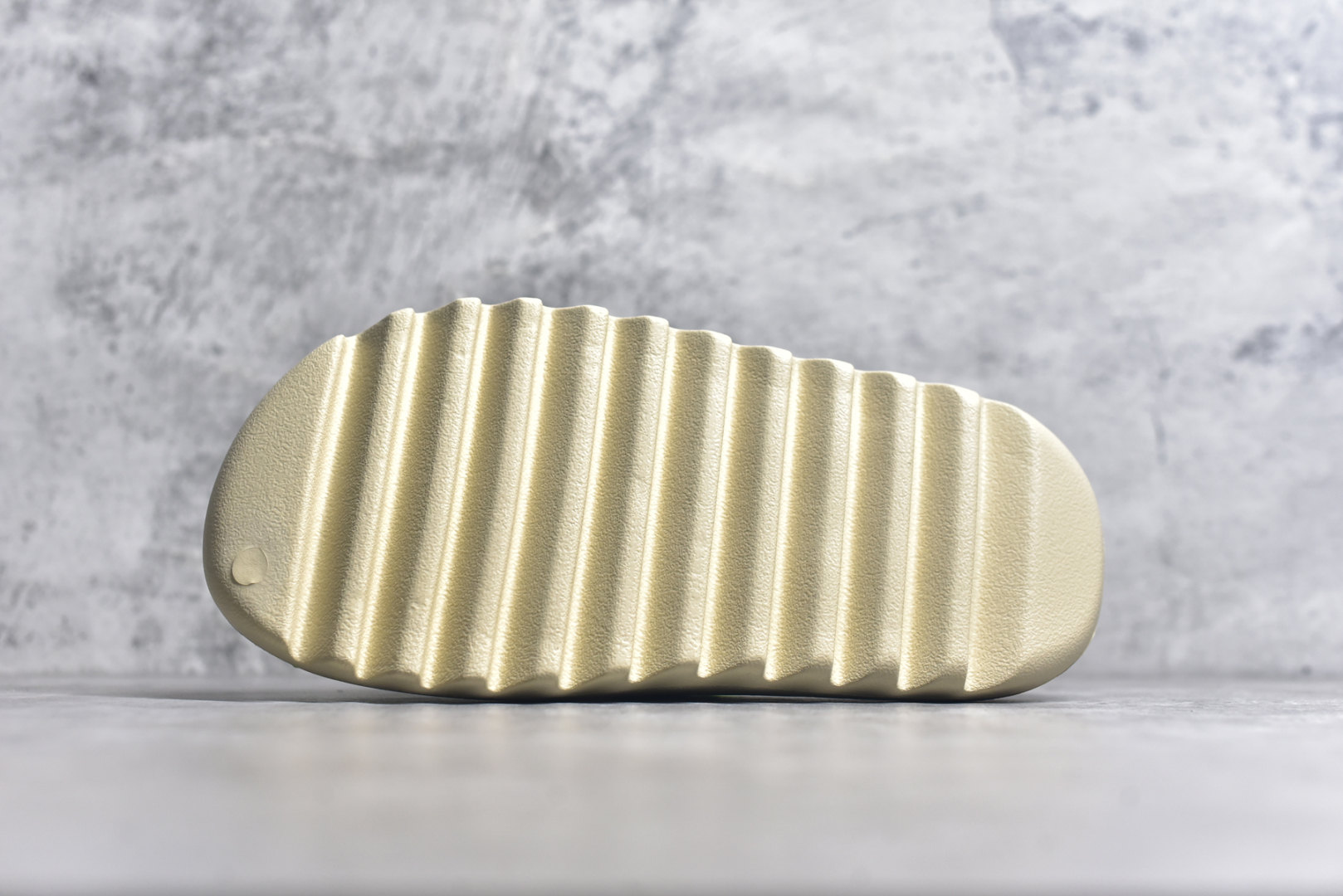 图片[6]-#绿扣 特价版 YEEZY SLIDE 椰子拖鞋 弹性卡色均保持原鞋一致 匠心打造 采用原厂进口MD全套模具打造 全套原楦头 鞋口弧度大小 鞋面色泽质感同步原鞋 LOGO内侧钢印清晰工整 原厂定制原标 同比ZP 符合人体设计 开发至48.5码 尺码：36 37 38 39 40.5 42 43 44.5 46 47 48.5-选品中心