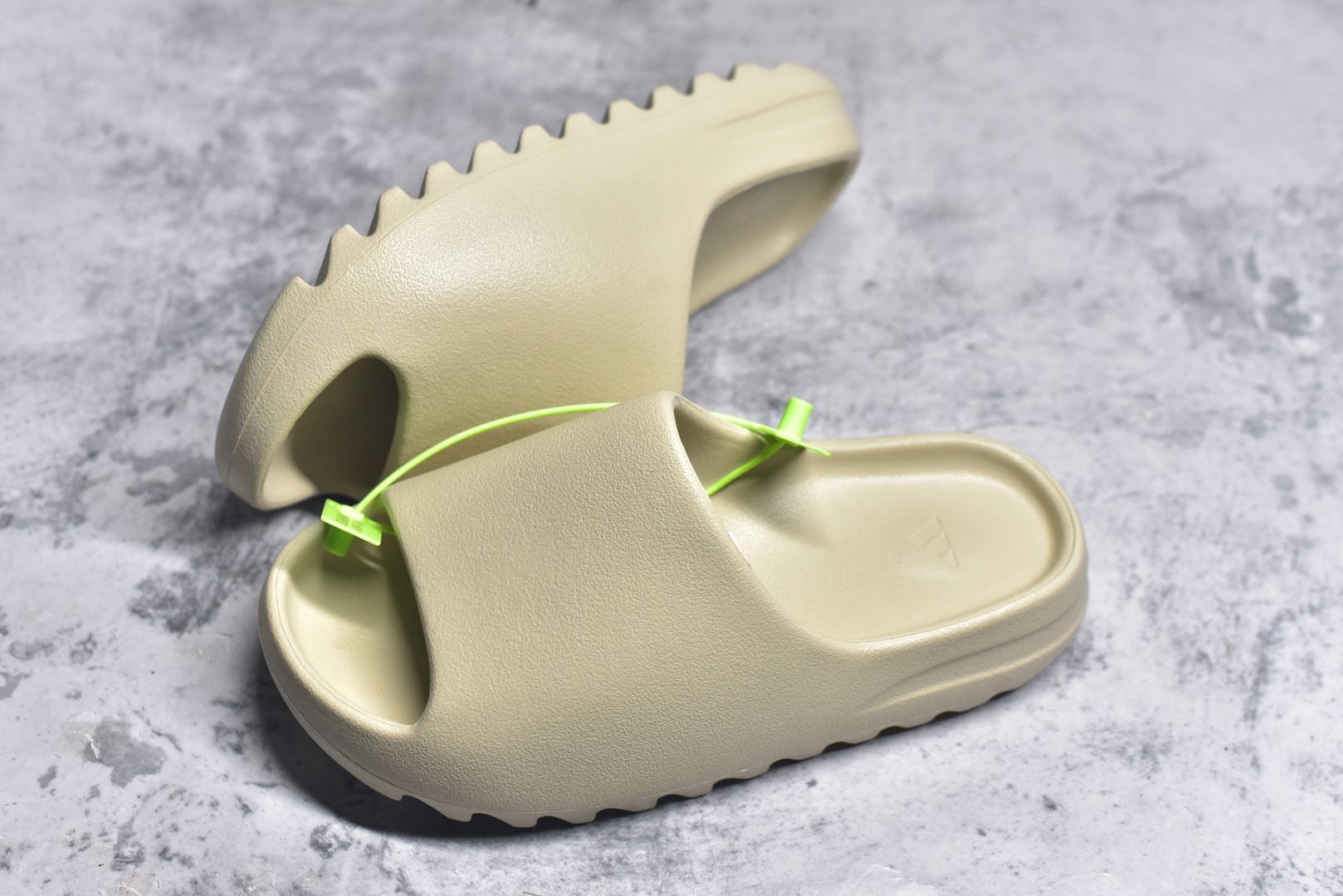 图片[7]-#绿扣 特价版 YEEZY SLIDE 椰子拖鞋 弹性卡色均保持原鞋一致 匠心打造 采用原厂进口MD全套模具打造 全套原楦头 鞋口弧度大小 鞋面色泽质感同步原鞋 LOGO内侧钢印清晰工整 原厂定制原标 同比ZP 符合人体设计 开发至48.5码 尺码：36 37 38 39 40.5 42 43 44.5 46 47 48.5-选品中心