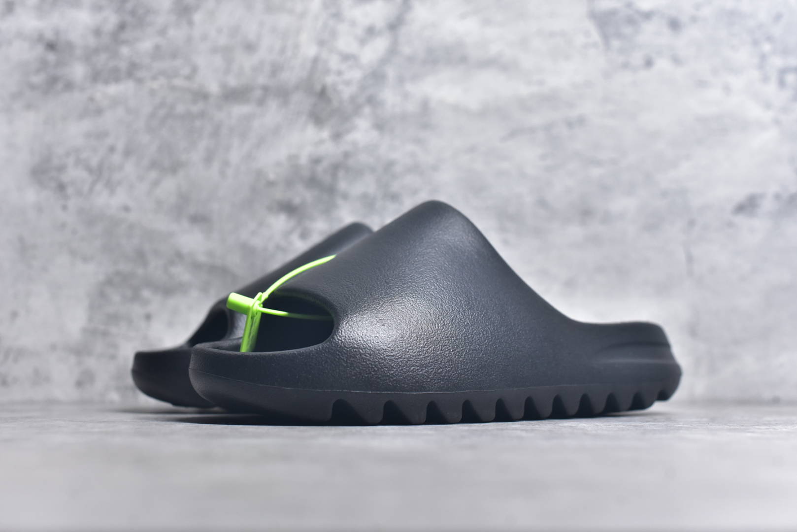 图片[2]-#绿扣 特价版 YEEZY SLIDE 椰子拖鞋 弹性卡色均保持原鞋一致 匠心打造 采用原厂进口MD全套模具打造 全套原楦头 鞋口弧度大小 鞋面色泽质感同步原鞋 LOGO内侧钢印清晰工整 原厂定制原标 同比ZP 符合人体设计 开发至48.5码 尺码：36 37 38 39 40.5 42 43 44.5 46 47 48.5-选品中心