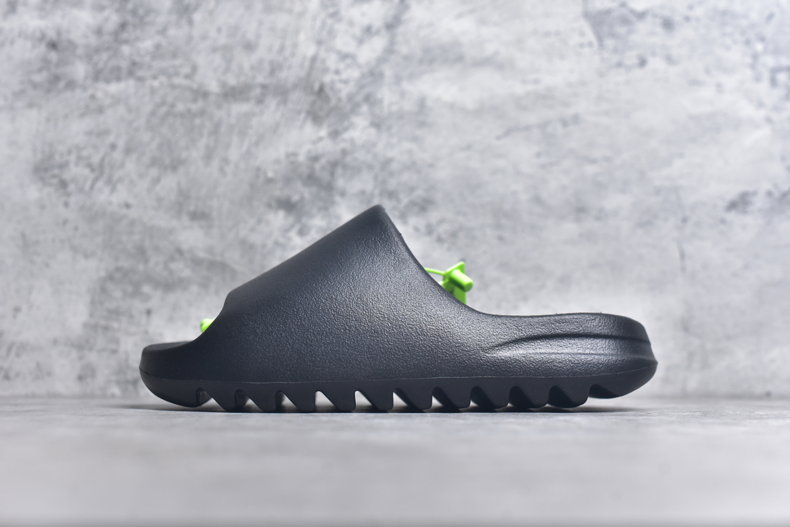 #绿扣 特价版 YEEZY SLIDE 椰子拖鞋 弹性卡色均保持原鞋一致 匠心打造 采用原厂进口MD全套模具打造 全套原楦头 鞋口弧度大小 鞋面色泽质感同步原鞋 LOGO内侧钢印清晰工整 原厂定制原标 同比ZP 符合人体设计 开发至48.5码 尺码：36 37 38 39 40.5 42 43 44.5 46 47 48.5-选品中心