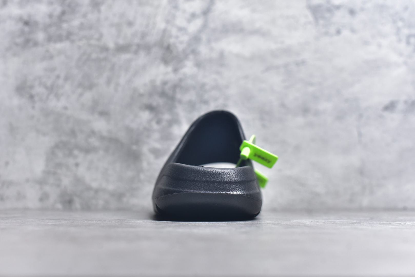 图片[5]-#绿扣 特价版 YEEZY SLIDE 椰子拖鞋 弹性卡色均保持原鞋一致 匠心打造 采用原厂进口MD全套模具打造 全套原楦头 鞋口弧度大小 鞋面色泽质感同步原鞋 LOGO内侧钢印清晰工整 原厂定制原标 同比ZP 符合人体设计 开发至48.5码 尺码：36 37 38 39 40.5 42 43 44.5 46 47 48.5-选品中心