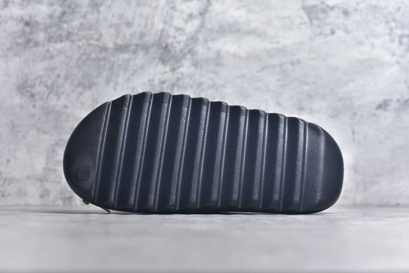 图片[6]-#绿扣 特价版 YEEZY SLIDE 椰子拖鞋 弹性卡色均保持原鞋一致 匠心打造 采用原厂进口MD全套模具打造 全套原楦头 鞋口弧度大小 鞋面色泽质感同步原鞋 LOGO内侧钢印清晰工整 原厂定制原标 同比ZP 符合人体设计 开发至48.5码 尺码：36 37 38 39 40.5 42 43 44.5 46 47 48.5-选品中心