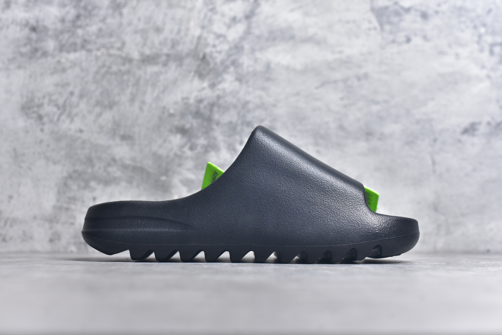 图片[3]-#绿扣 特价版 YEEZY SLIDE 椰子拖鞋 弹性卡色均保持原鞋一致 匠心打造 采用原厂进口MD全套模具打造 全套原楦头 鞋口弧度大小 鞋面色泽质感同步原鞋 LOGO内侧钢印清晰工整 原厂定制原标 同比ZP 符合人体设计 开发至48.5码 尺码：36 37 38 39 40.5 42 43 44.5 46 47 48.5-选品中心