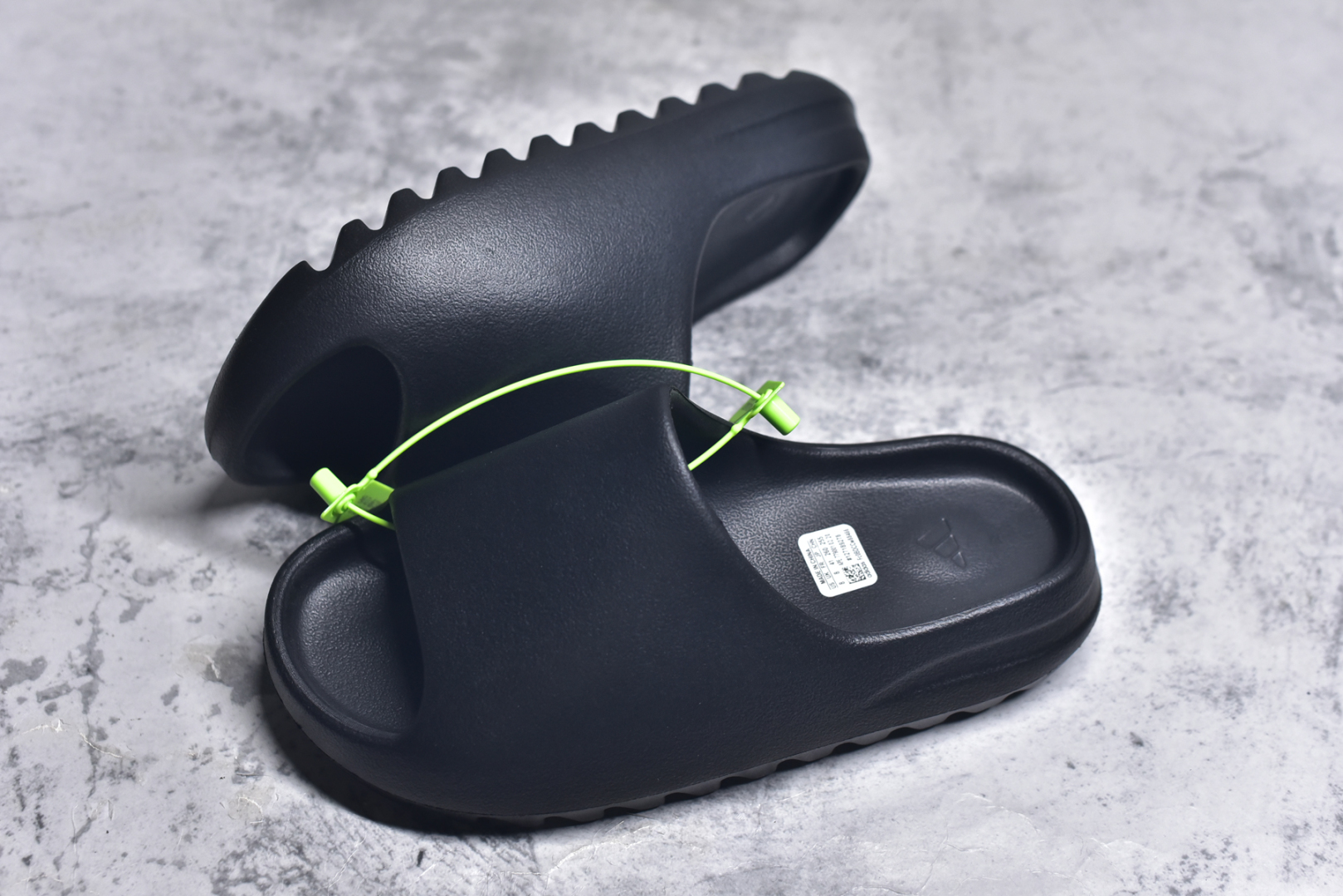 图片[7]-#绿扣 特价版 YEEZY SLIDE 椰子拖鞋 弹性卡色均保持原鞋一致 匠心打造 采用原厂进口MD全套模具打造 全套原楦头 鞋口弧度大小 鞋面色泽质感同步原鞋 LOGO内侧钢印清晰工整 原厂定制原标 同比ZP 符合人体设计 开发至48.5码 尺码：36 37 38 39 40.5 42 43 44.5 46 47 48.5-选品中心