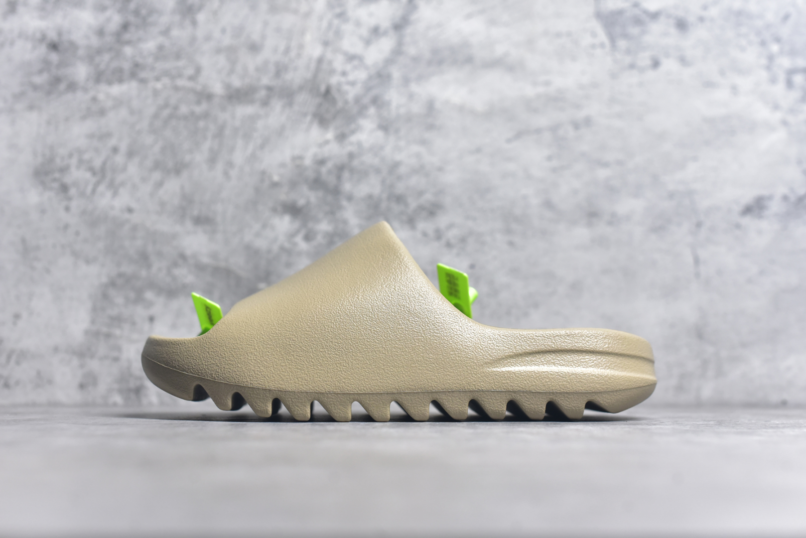 #绿扣 特价版 YEEZY SLIDE 椰子拖鞋 弹性卡色均保持原鞋一致 匠心打造 采用原厂进口MD全套模具打造 全套原楦头 鞋口弧度大小 鞋面色泽质感同步原鞋 LOGO内侧钢印清晰工整 原厂定制原标 同比ZP 符合人体设计 开发至48.5码 尺码：36 37 38 39 40.5 42 43 44.5 46 47 48.5-选品中心