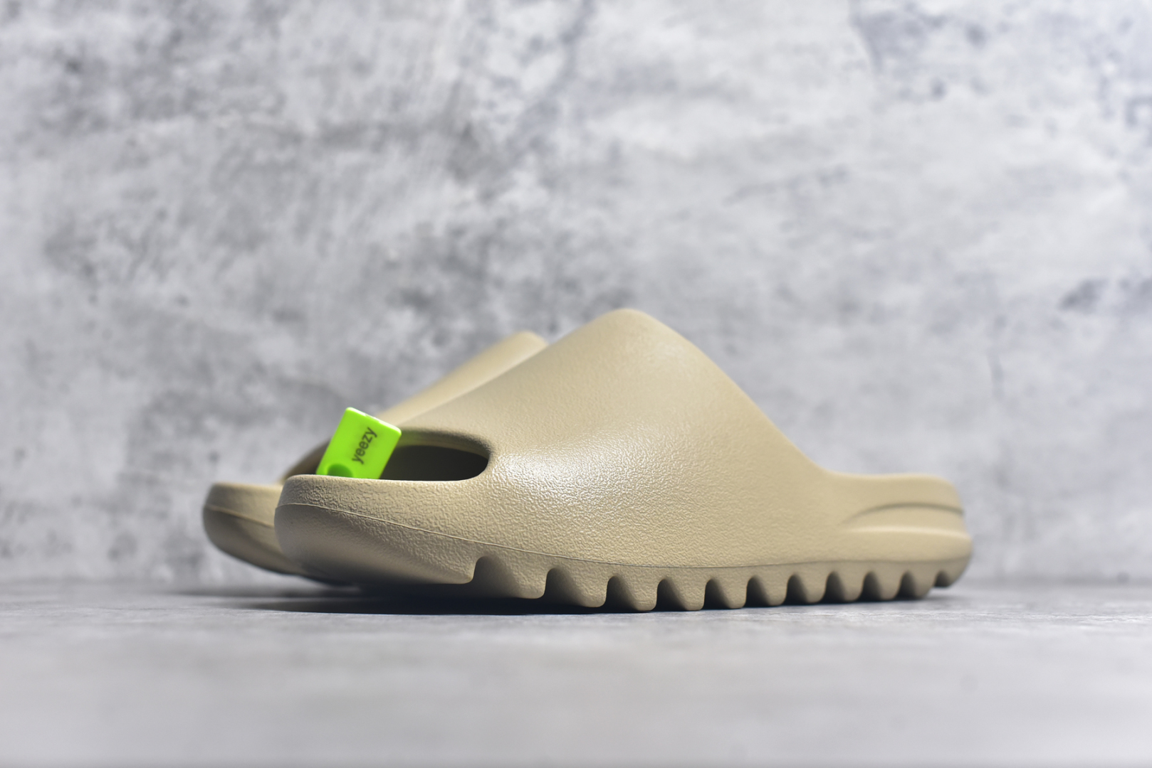 图片[2]-#绿扣 特价版 YEEZY SLIDE 椰子拖鞋 弹性卡色均保持原鞋一致 匠心打造 采用原厂进口MD全套模具打造 全套原楦头 鞋口弧度大小 鞋面色泽质感同步原鞋 LOGO内侧钢印清晰工整 原厂定制原标 同比ZP 符合人体设计 开发至48.5码 尺码：36 37 38 39 40.5 42 43 44.5 46 47 48.5-选品中心