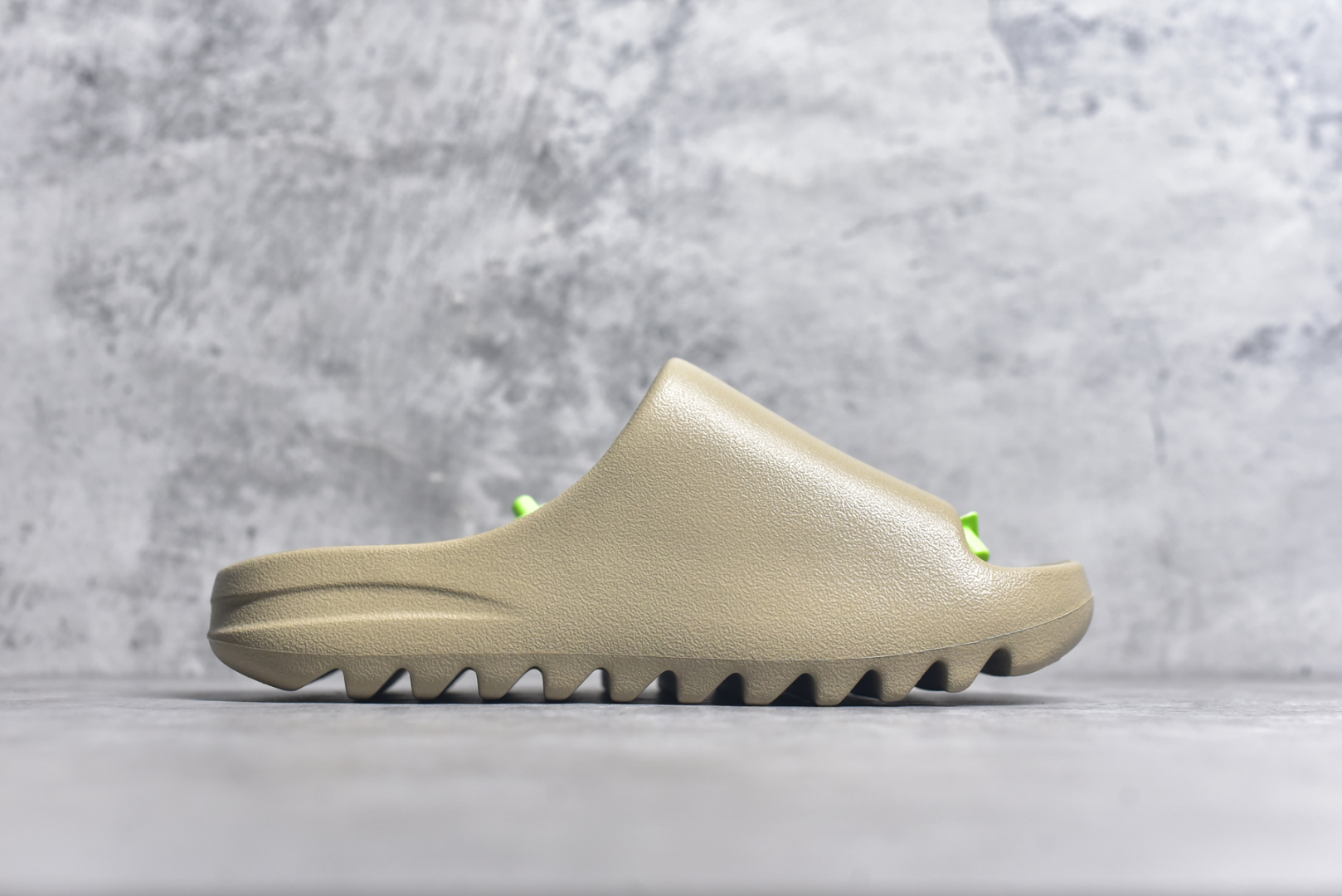 图片[3]-#绿扣 特价版 YEEZY SLIDE 椰子拖鞋 弹性卡色均保持原鞋一致 匠心打造 采用原厂进口MD全套模具打造 全套原楦头 鞋口弧度大小 鞋面色泽质感同步原鞋 LOGO内侧钢印清晰工整 原厂定制原标 同比ZP 符合人体设计 开发至48.5码 尺码：36 37 38 39 40.5 42 43 44.5 46 47 48.5-选品中心