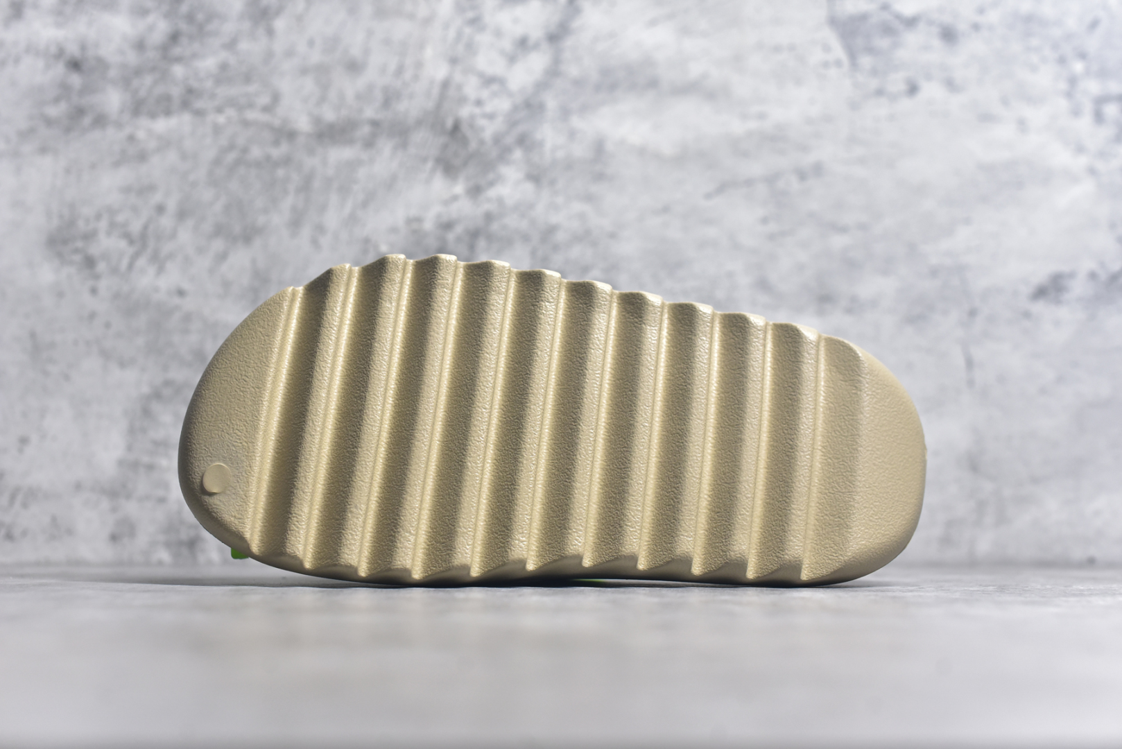 图片[6]-#绿扣 特价版 YEEZY SLIDE 椰子拖鞋 弹性卡色均保持原鞋一致 匠心打造 采用原厂进口MD全套模具打造 全套原楦头 鞋口弧度大小 鞋面色泽质感同步原鞋 LOGO内侧钢印清晰工整 原厂定制原标 同比ZP 符合人体设计 开发至48.5码 尺码：36 37 38 39 40.5 42 43 44.5 46 47 48.5-选品中心