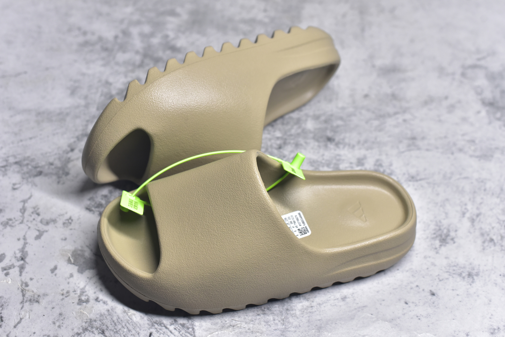 图片[7]-#绿扣 特价版 YEEZY SLIDE 椰子拖鞋 弹性卡色均保持原鞋一致 匠心打造 采用原厂进口MD全套模具打造 全套原楦头 鞋口弧度大小 鞋面色泽质感同步原鞋 LOGO内侧钢印清晰工整 原厂定制原标 同比ZP 符合人体设计 开发至48.5码 尺码：36 37 38 39 40.5 42 43 44.5 46 47 48.5-选品中心