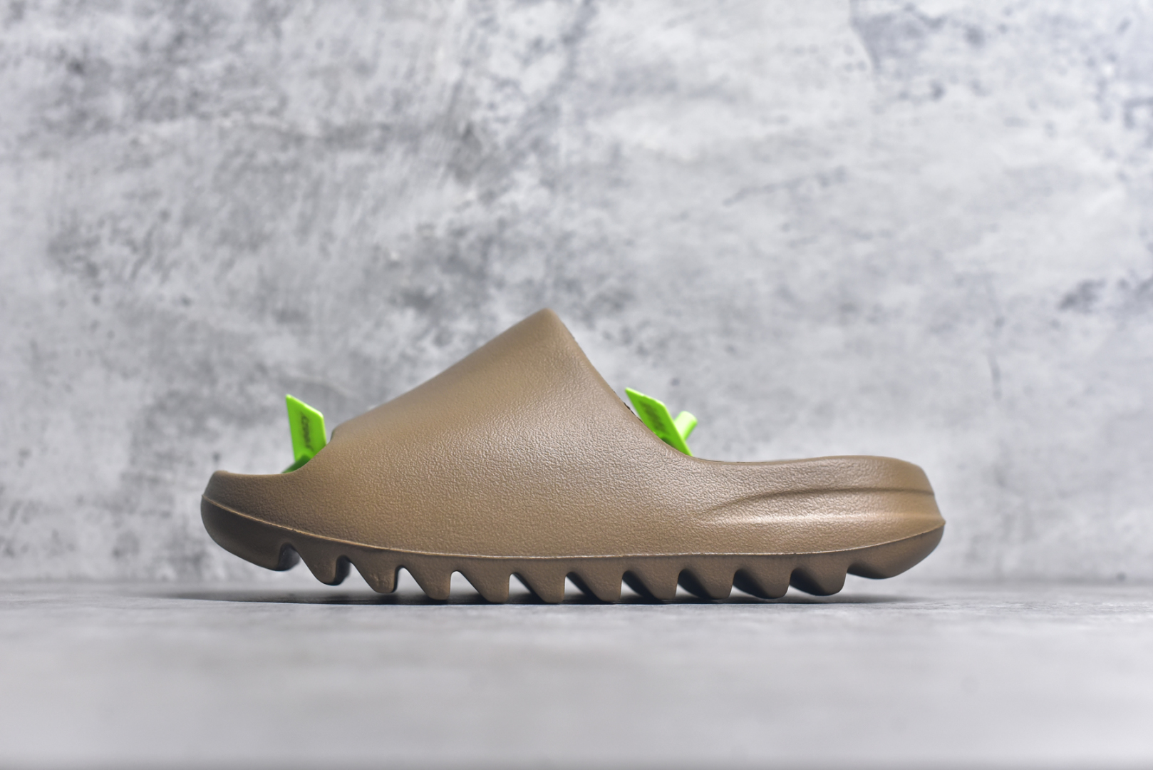 #绿扣 特价版 YEEZY SLIDE 椰子拖鞋 弹性卡色均保持原鞋一致 匠心打造 采用原厂进口MD全套模具打造 全套原楦头 鞋口弧度大小 鞋面色泽质感同步原鞋 LOGO内侧钢印清晰工整 原厂定制原标 同比ZP 符合人体设计 开发至48.5码 尺码：36 37 38 39 40.5 42 43 44.5 46 47 48.5-选品中心