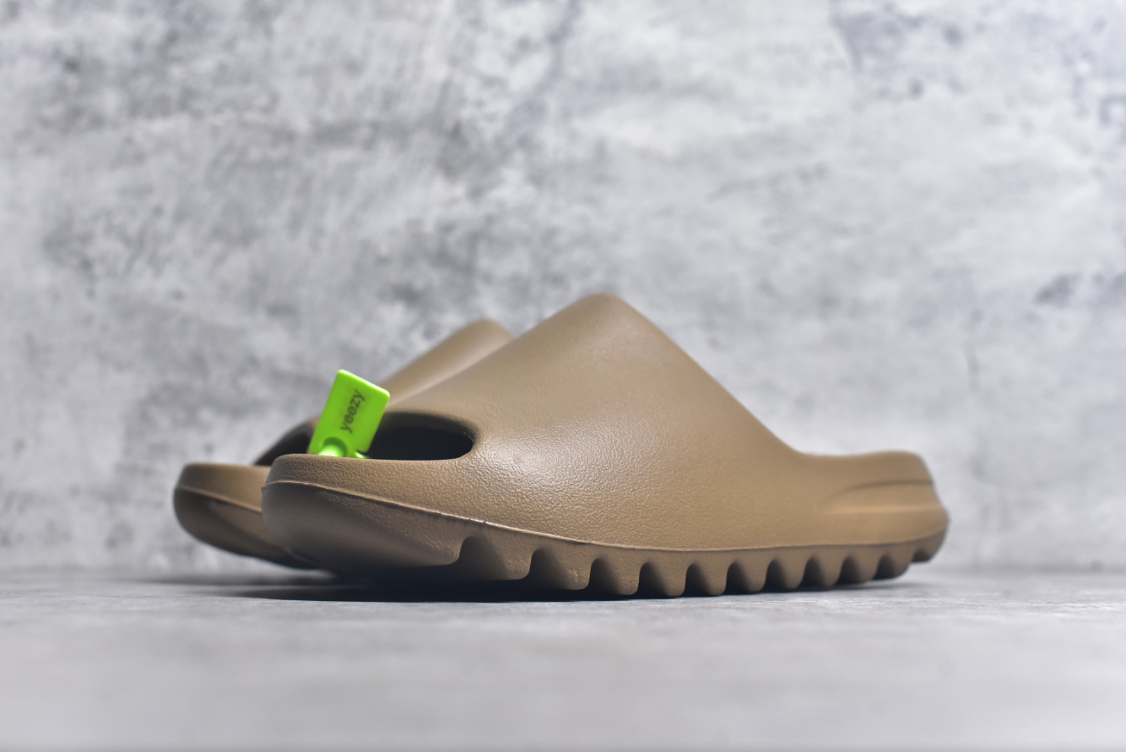 图片[2]-#绿扣 特价版 YEEZY SLIDE 椰子拖鞋 弹性卡色均保持原鞋一致 匠心打造 采用原厂进口MD全套模具打造 全套原楦头 鞋口弧度大小 鞋面色泽质感同步原鞋 LOGO内侧钢印清晰工整 原厂定制原标 同比ZP 符合人体设计 开发至48.5码 尺码：36 37 38 39 40.5 42 43 44.5 46 47 48.5-选品中心