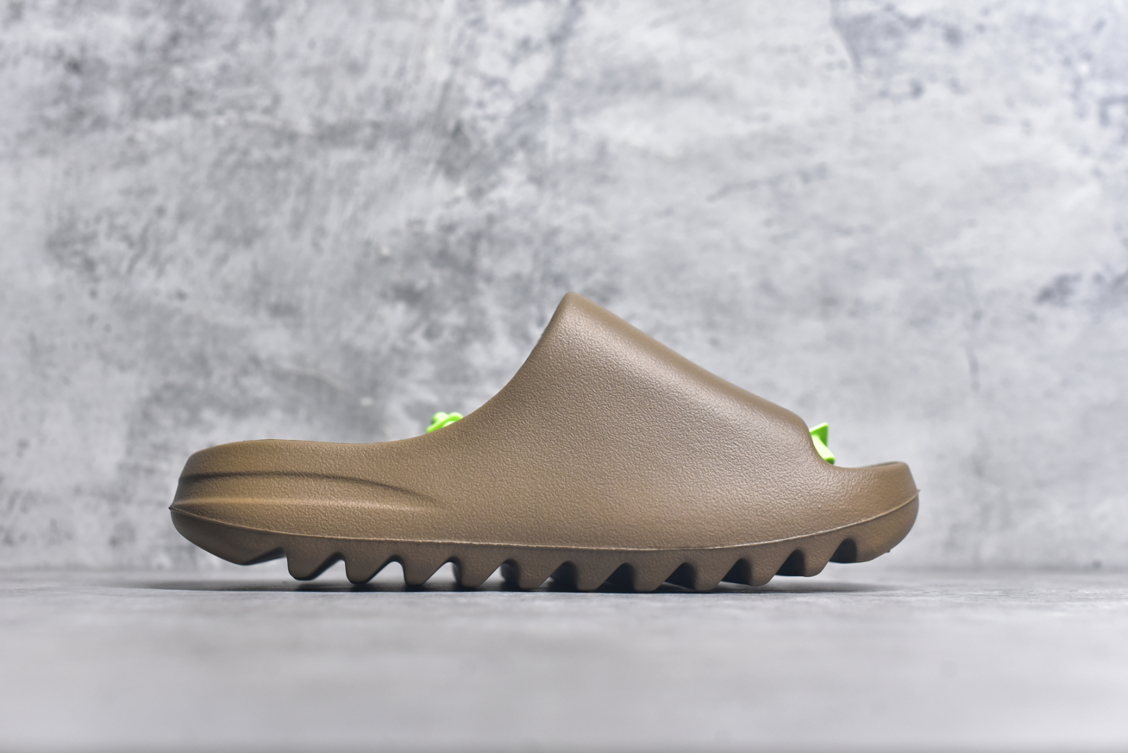 图片[3]-#绿扣 特价版 YEEZY SLIDE 椰子拖鞋 弹性卡色均保持原鞋一致 匠心打造 采用原厂进口MD全套模具打造 全套原楦头 鞋口弧度大小 鞋面色泽质感同步原鞋 LOGO内侧钢印清晰工整 原厂定制原标 同比ZP 符合人体设计 开发至48.5码 尺码：36 37 38 39 40.5 42 43 44.5 46 47 48.5-选品中心