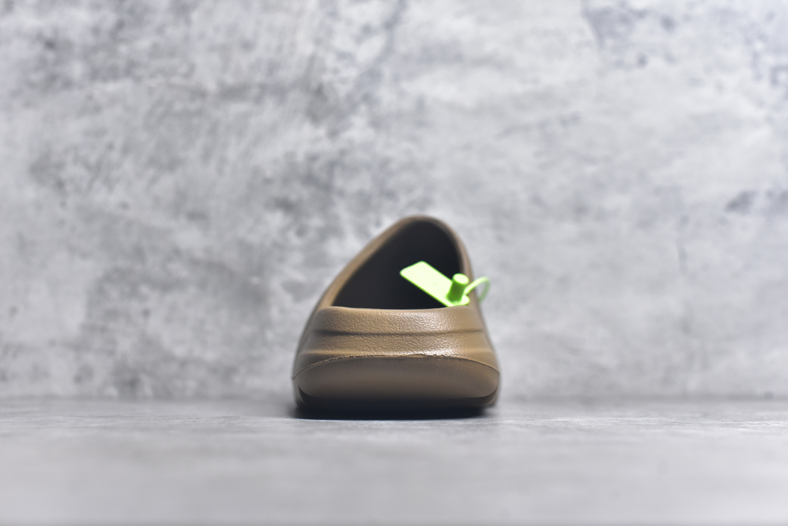 图片[5]-#绿扣 特价版 YEEZY SLIDE 椰子拖鞋 弹性卡色均保持原鞋一致 匠心打造 采用原厂进口MD全套模具打造 全套原楦头 鞋口弧度大小 鞋面色泽质感同步原鞋 LOGO内侧钢印清晰工整 原厂定制原标 同比ZP 符合人体设计 开发至48.5码 尺码：36 37 38 39 40.5 42 43 44.5 46 47 48.5-选品中心