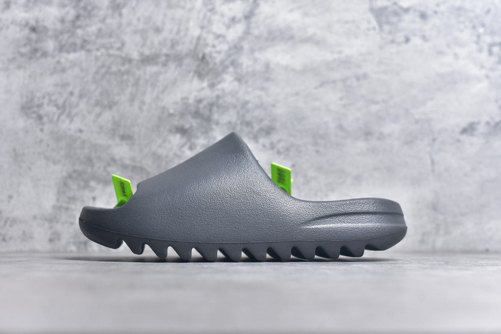 #绿扣 特价版 YEEZY SLIDE 椰子拖鞋 弹性卡色均保持原鞋一致 匠心打造 采用原厂进口MD全套模具打造 全套原楦头 鞋口弧度大小 鞋面色泽质感同步原鞋 LOGO内侧钢印清晰工整 原厂定制原标 同比ZP 符合人体设计 开发至48.5码 尺码：36 37 38 39 40.5 42 43 44.5 46 47 48.5-选品中心