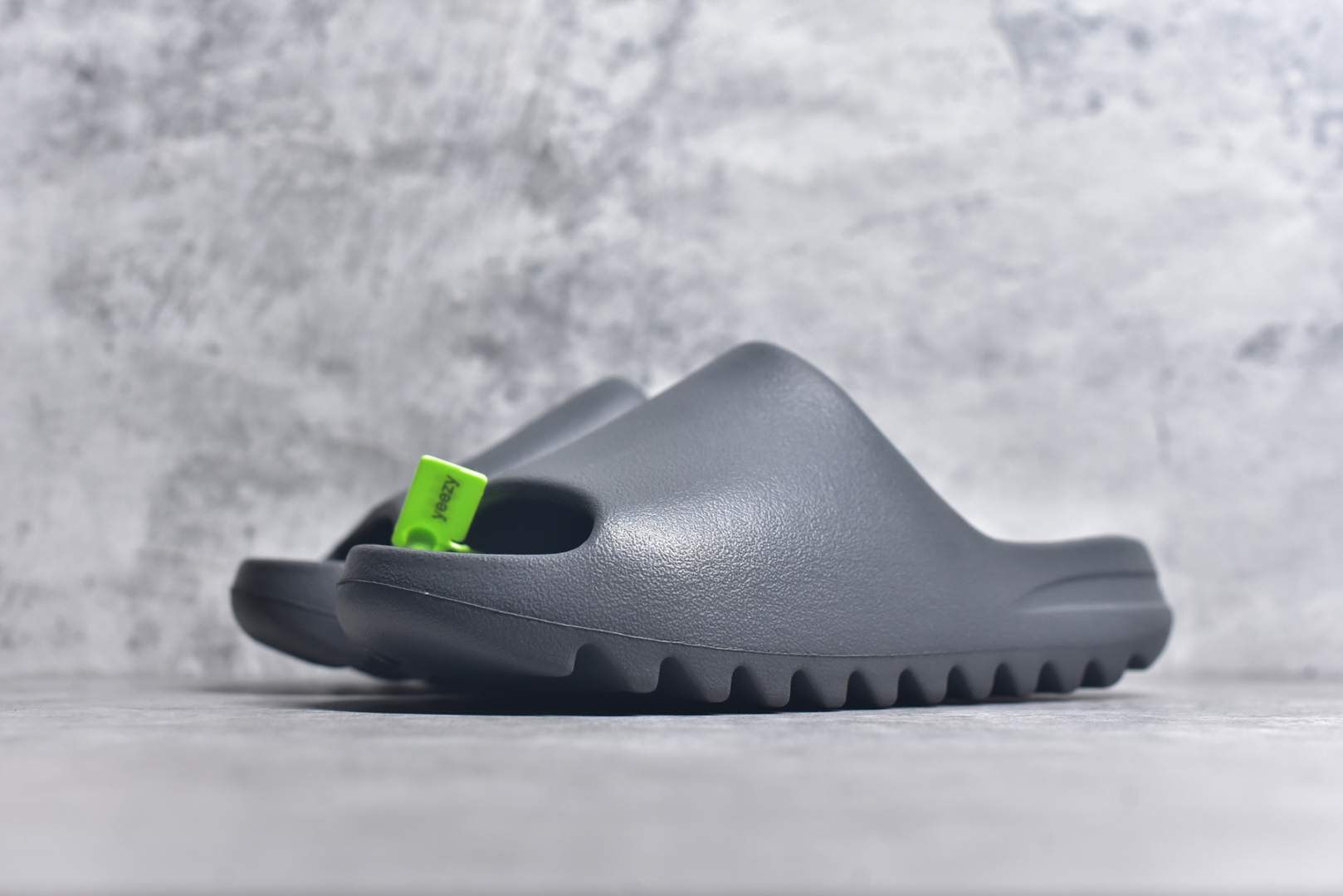 图片[2]-#绿扣 特价版 YEEZY SLIDE 椰子拖鞋 弹性卡色均保持原鞋一致 匠心打造 采用原厂进口MD全套模具打造 全套原楦头 鞋口弧度大小 鞋面色泽质感同步原鞋 LOGO内侧钢印清晰工整 原厂定制原标 同比ZP 符合人体设计 开发至48.5码 尺码：36 37 38 39 40.5 42 43 44.5 46 47 48.5-选品中心