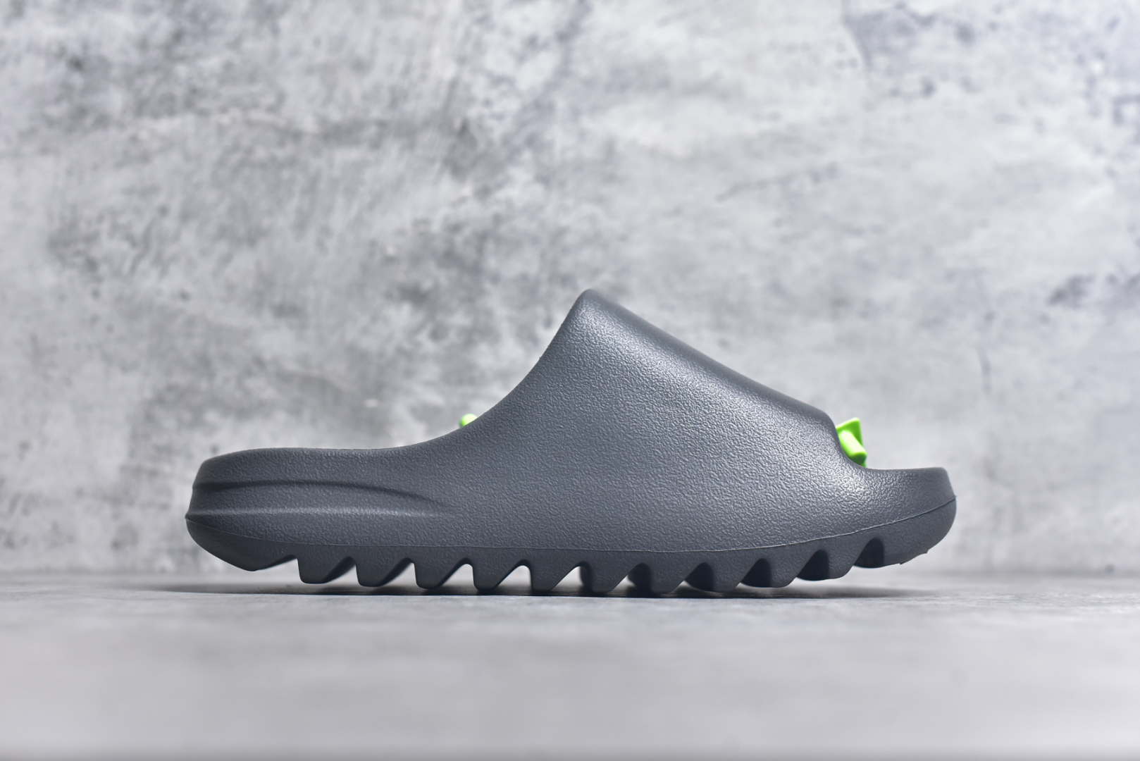图片[3]-#绿扣 特价版 YEEZY SLIDE 椰子拖鞋 弹性卡色均保持原鞋一致 匠心打造 采用原厂进口MD全套模具打造 全套原楦头 鞋口弧度大小 鞋面色泽质感同步原鞋 LOGO内侧钢印清晰工整 原厂定制原标 同比ZP 符合人体设计 开发至48.5码 尺码：36 37 38 39 40.5 42 43 44.5 46 47 48.5-选品中心