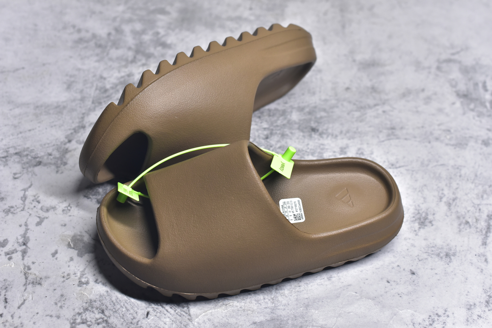 图片[7]-#绿扣 特价版 YEEZY SLIDE 椰子拖鞋 弹性卡色均保持原鞋一致 匠心打造 采用原厂进口MD全套模具打造 全套原楦头 鞋口弧度大小 鞋面色泽质感同步原鞋 LOGO内侧钢印清晰工整 原厂定制原标 同比ZP 符合人体设计 开发至48.5码 尺码：36 37 38 39 40.5 42 43 44.5 46 47 48.5-选品中心