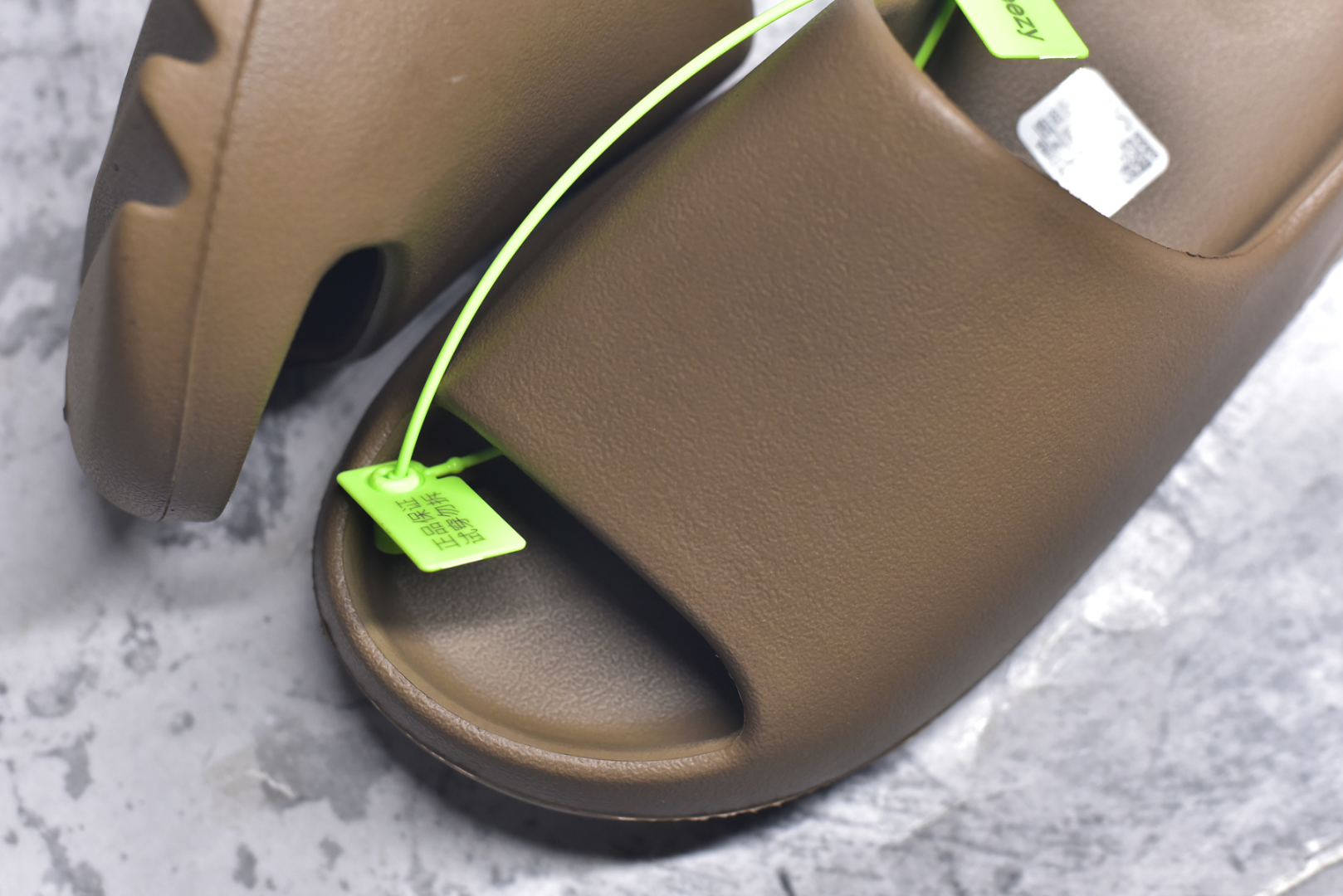 图片[8]-#绿扣 特价版 YEEZY SLIDE 椰子拖鞋 弹性卡色均保持原鞋一致 匠心打造 采用原厂进口MD全套模具打造 全套原楦头 鞋口弧度大小 鞋面色泽质感同步原鞋 LOGO内侧钢印清晰工整 原厂定制原标 同比ZP 符合人体设计 开发至48.5码 尺码：36 37 38 39 40.5 42 43 44.5 46 47 48.5-选品中心