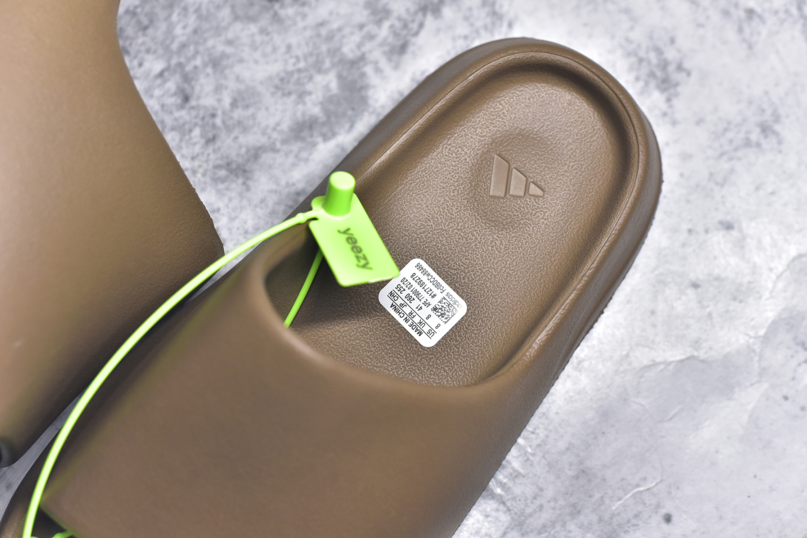图片[9]-#绿扣 特价版 YEEZY SLIDE 椰子拖鞋 弹性卡色均保持原鞋一致 匠心打造 采用原厂进口MD全套模具打造 全套原楦头 鞋口弧度大小 鞋面色泽质感同步原鞋 LOGO内侧钢印清晰工整 原厂定制原标 同比ZP 符合人体设计 开发至48.5码 尺码：36 37 38 39 40.5 42 43 44.5 46 47 48.5-选品中心