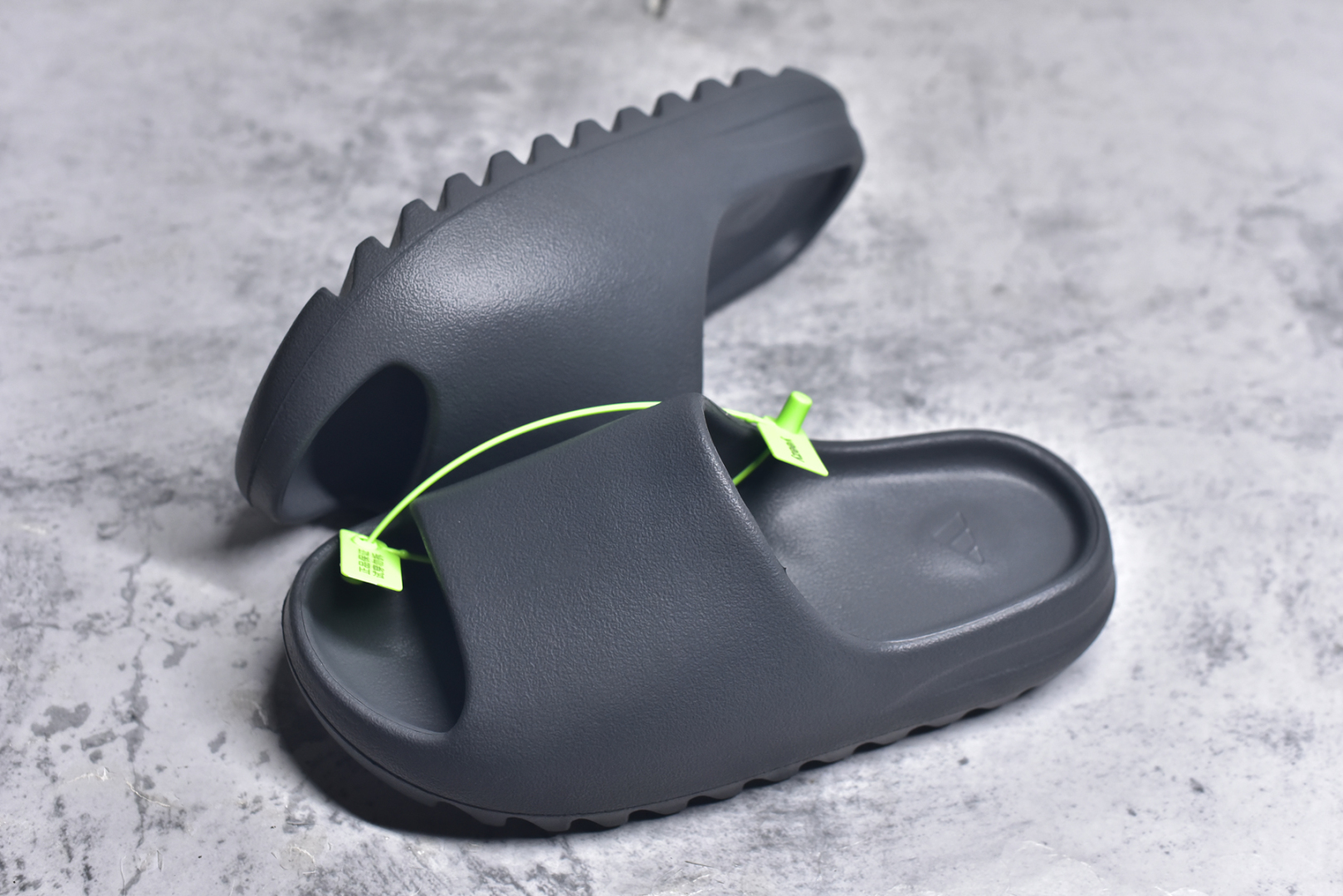 图片[7]-#绿扣 特价版 YEEZY SLIDE 椰子拖鞋 弹性卡色均保持原鞋一致 匠心打造 采用原厂进口MD全套模具打造 全套原楦头 鞋口弧度大小 鞋面色泽质感同步原鞋 LOGO内侧钢印清晰工整 原厂定制原标 同比ZP 符合人体设计 开发至48.5码 尺码：36 37 38 39 40.5 42 43 44.5 46 47 48.5-选品中心