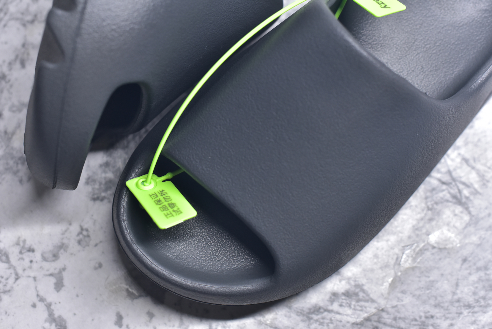 图片[8]-#绿扣 特价版 YEEZY SLIDE 椰子拖鞋 弹性卡色均保持原鞋一致 匠心打造 采用原厂进口MD全套模具打造 全套原楦头 鞋口弧度大小 鞋面色泽质感同步原鞋 LOGO内侧钢印清晰工整 原厂定制原标 同比ZP 符合人体设计 开发至48.5码 尺码：36 37 38 39 40.5 42 43 44.5 46 47 48.5-选品中心